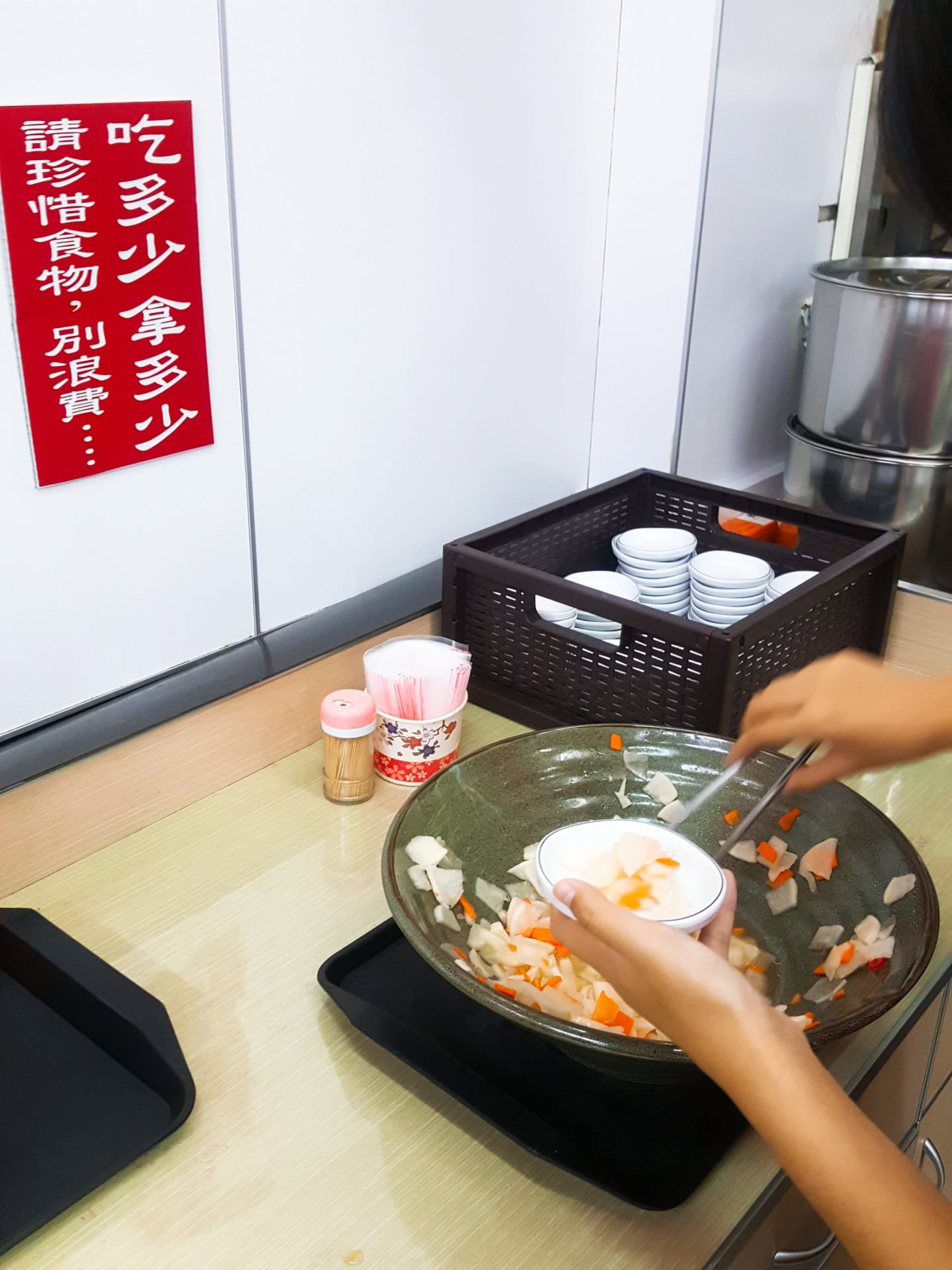 【食記】台中市南區|清一色牛肉麵（興大一店）~加湯續麵吃到飽、紅茶珍奶蘿蔔小菜免費取用