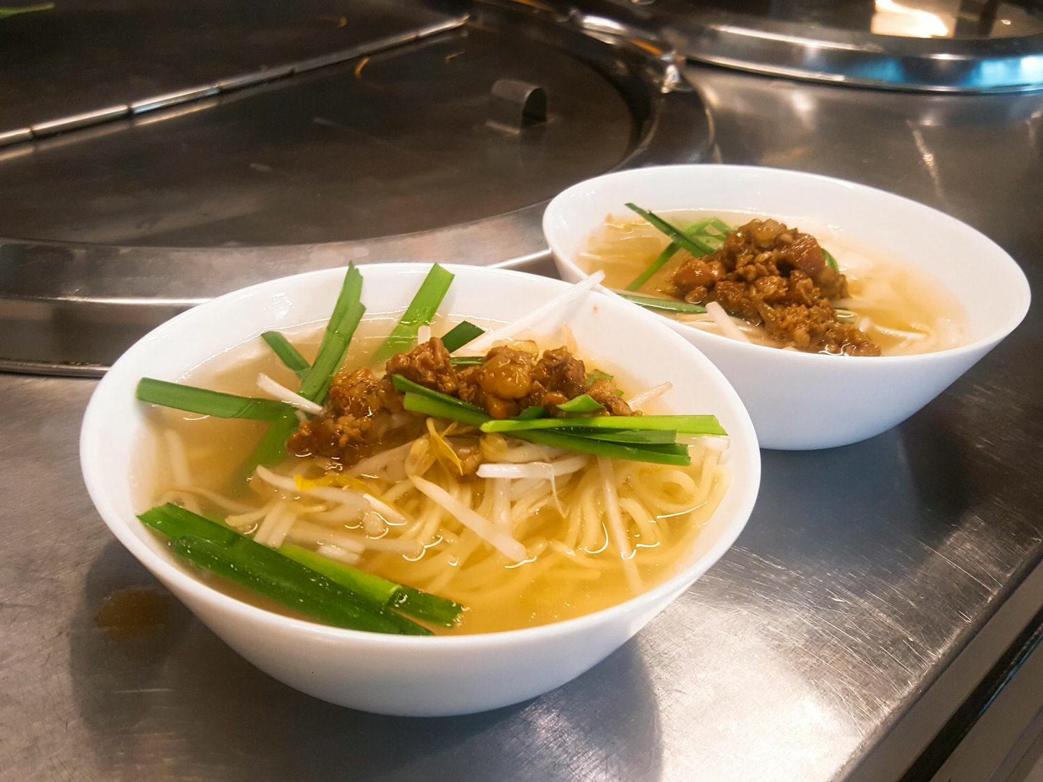 【住宿】台灣旅遊 | 桃園·中壢【日月光國際大飯店】Hotel j 桃園館~早餐豐富擔仔麵DIY~兩大床豪華家庭房分享