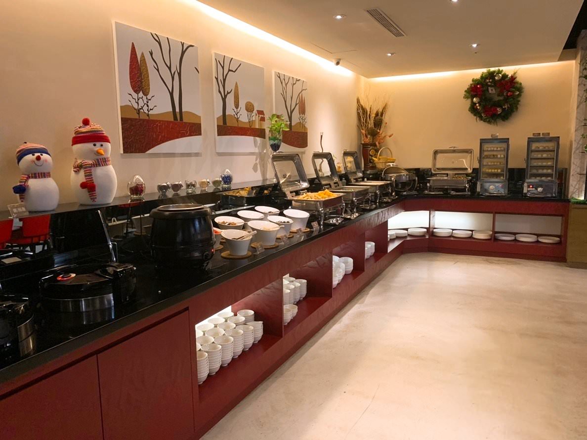 【住宿】台灣旅遊 | 桃園·中壢【日月光國際大飯店】Hotel j 桃園館~早餐豐富擔仔麵DIY~兩大床豪華家庭房分享
