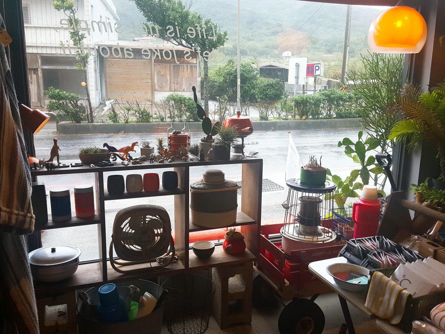 【食記】新北市金山|北海岸《靠北過日子》Quite.B.Days~看海喝咖啡吃烏龍麵~靠北新年一下