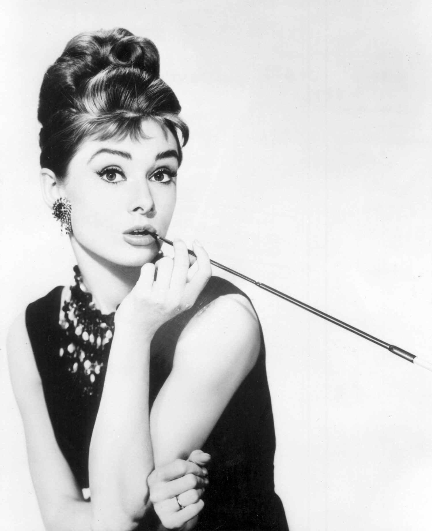 【名人語錄】48句 奧黛麗赫本名言佳句語錄：優雅是唯一不會褪色的美 （中英文對照）Audrey Hepburn Quotes