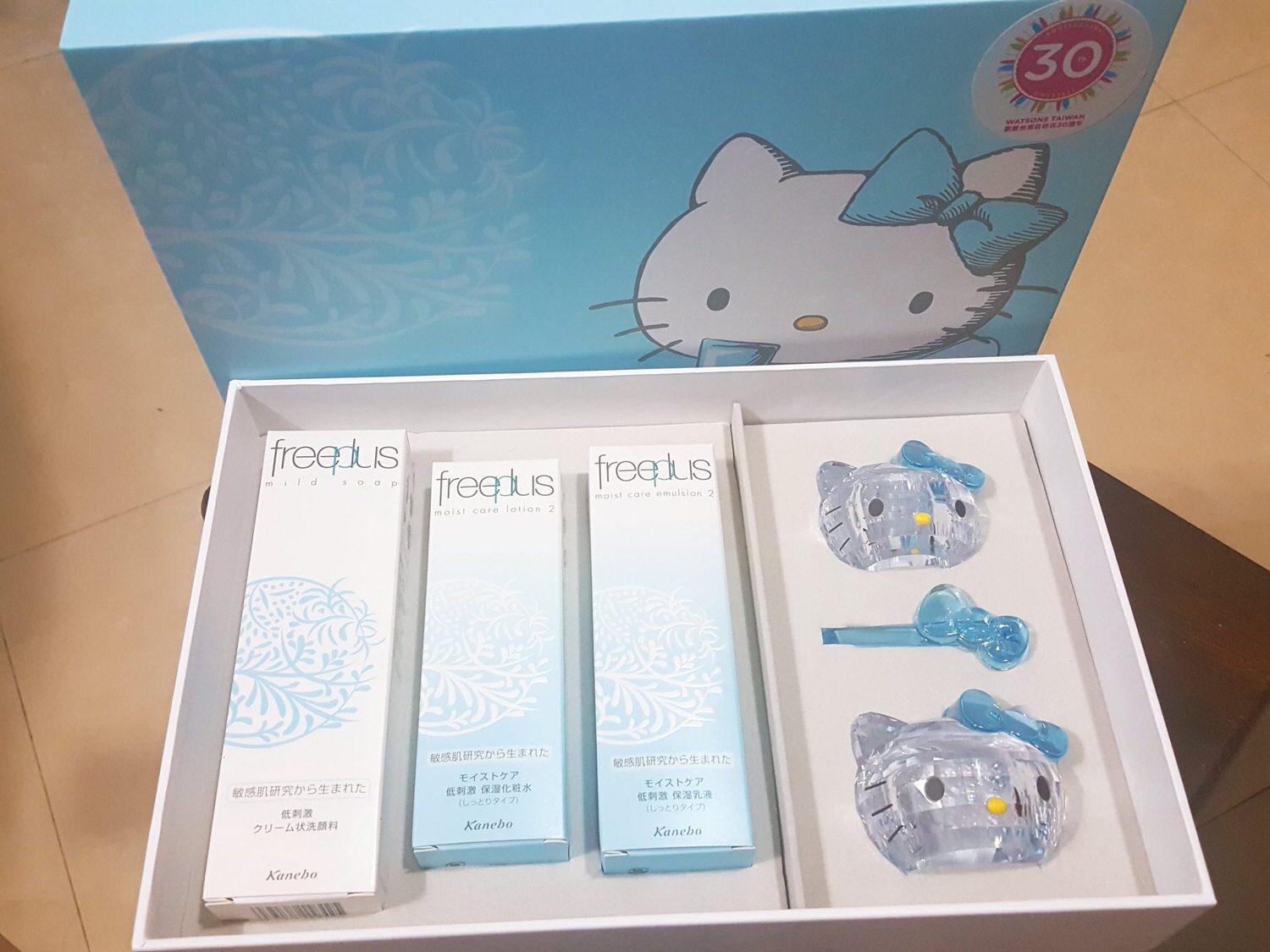 【保養】敏感乾肌專用|日本freeplus × Hello Kitty限量禮盒組 開箱文 | 使用心得