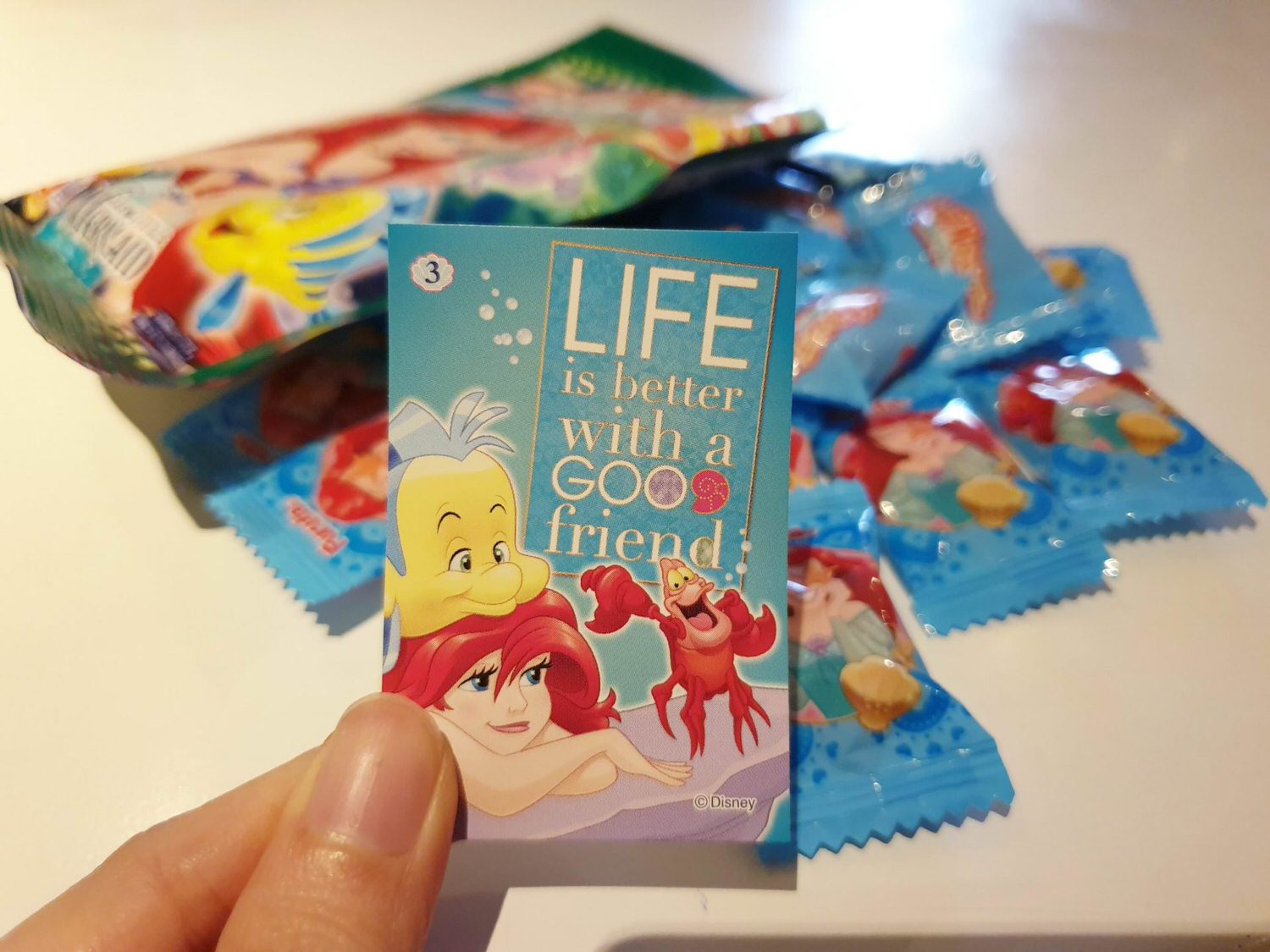 【零食】Furuta 小美人魚蘋果風味糖：附貼紙~讓人忍不住想買的幼稚東西！