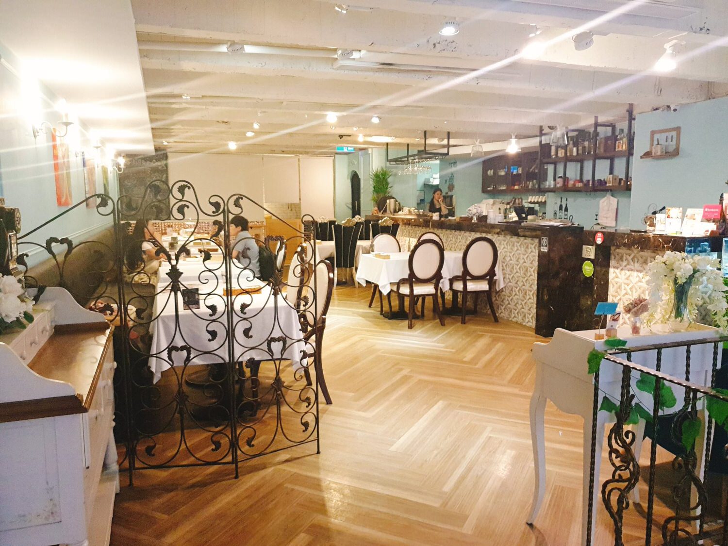 【食記】台北中山【春日甜 Bistro Café】夢幻甜點餐酒咖啡廳 |  捷運中山站美食、甜點蛋糕下午茶、小酌