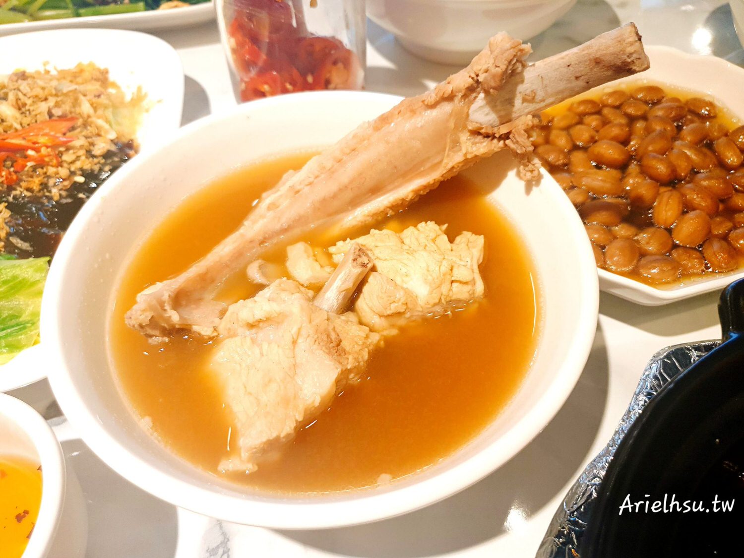 【食記】台北信義美食 | 新加坡【發起人肉骨茶】頂呱呱集團原汁原味引進台灣 ，品嚐最道地的肉骨茶 | ATT 4 FUN、近101捷運站 | 完整菜單menu
