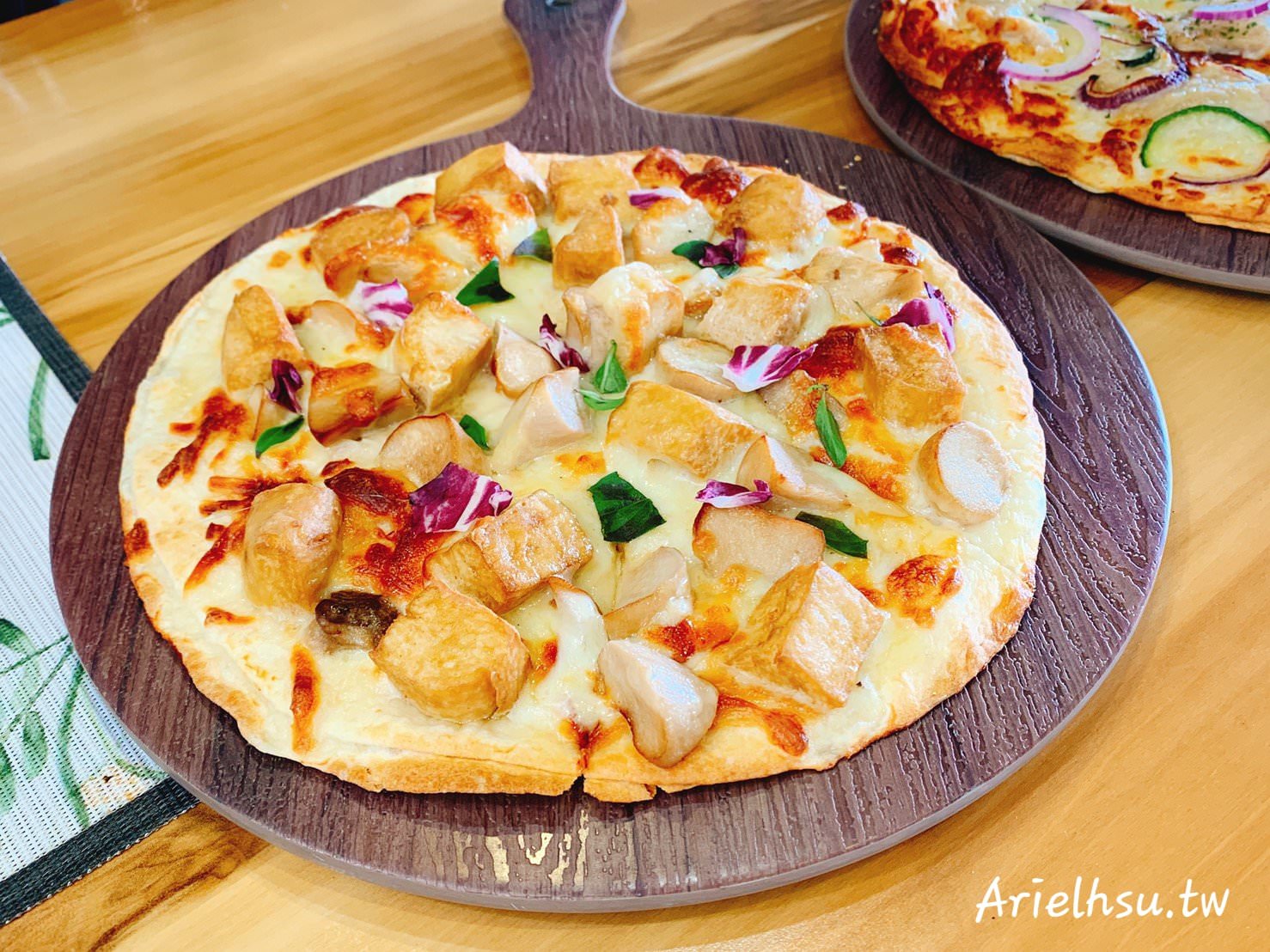 【食記】新北市深坑【莫內咖啡莊園】吃過深坑臭豆腐Pizza嗎？ 寵物友善餐廳 | 新北景觀餐廳 Monet cafe’ Manor