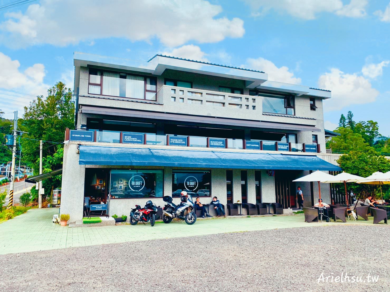 【食記】新北市深坑【莫內咖啡莊園】吃過深坑臭豆腐Pizza嗎？ 寵物友善餐廳 | 新北景觀餐廳 Monet cafe’ Manor