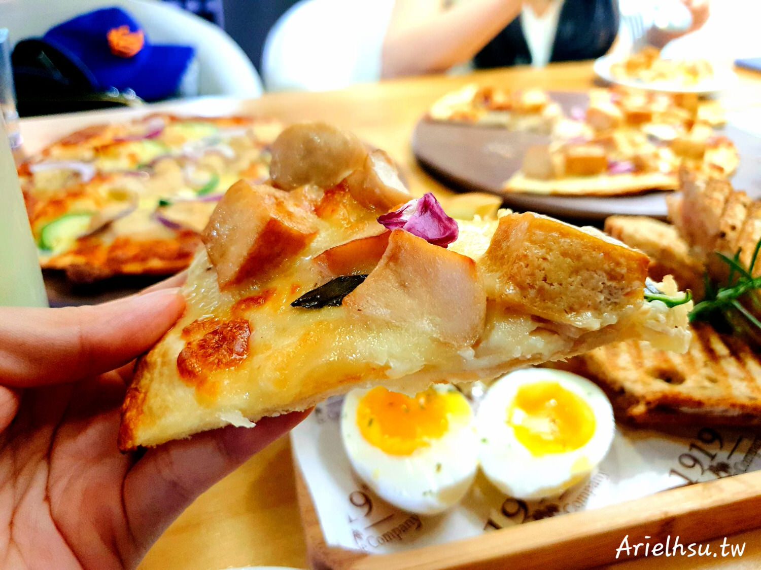 【食記】新北市深坑【莫內咖啡莊園】吃過深坑臭豆腐Pizza嗎？ 寵物友善餐廳 | 新北景觀餐廳 Monet cafe’ Manor