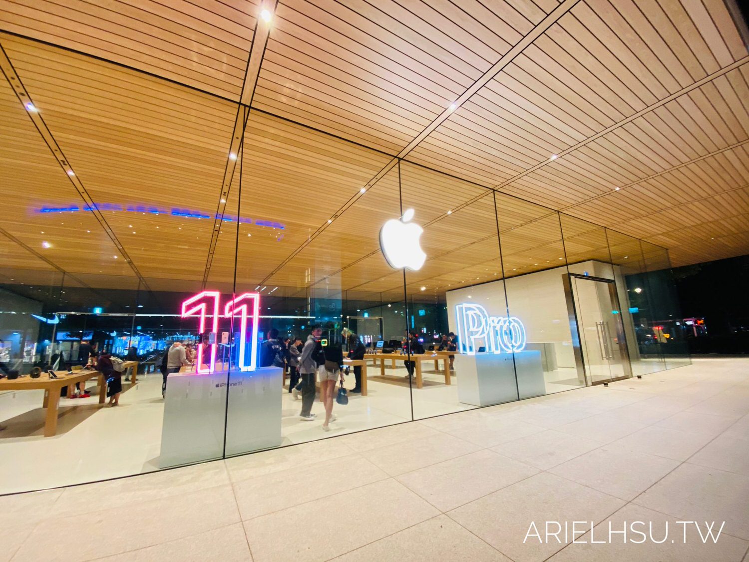 【3C科技】台北信義遠百A13蘋果旗艦直營店：上帝遺失的蘋果筆電 God's Apple Macbook