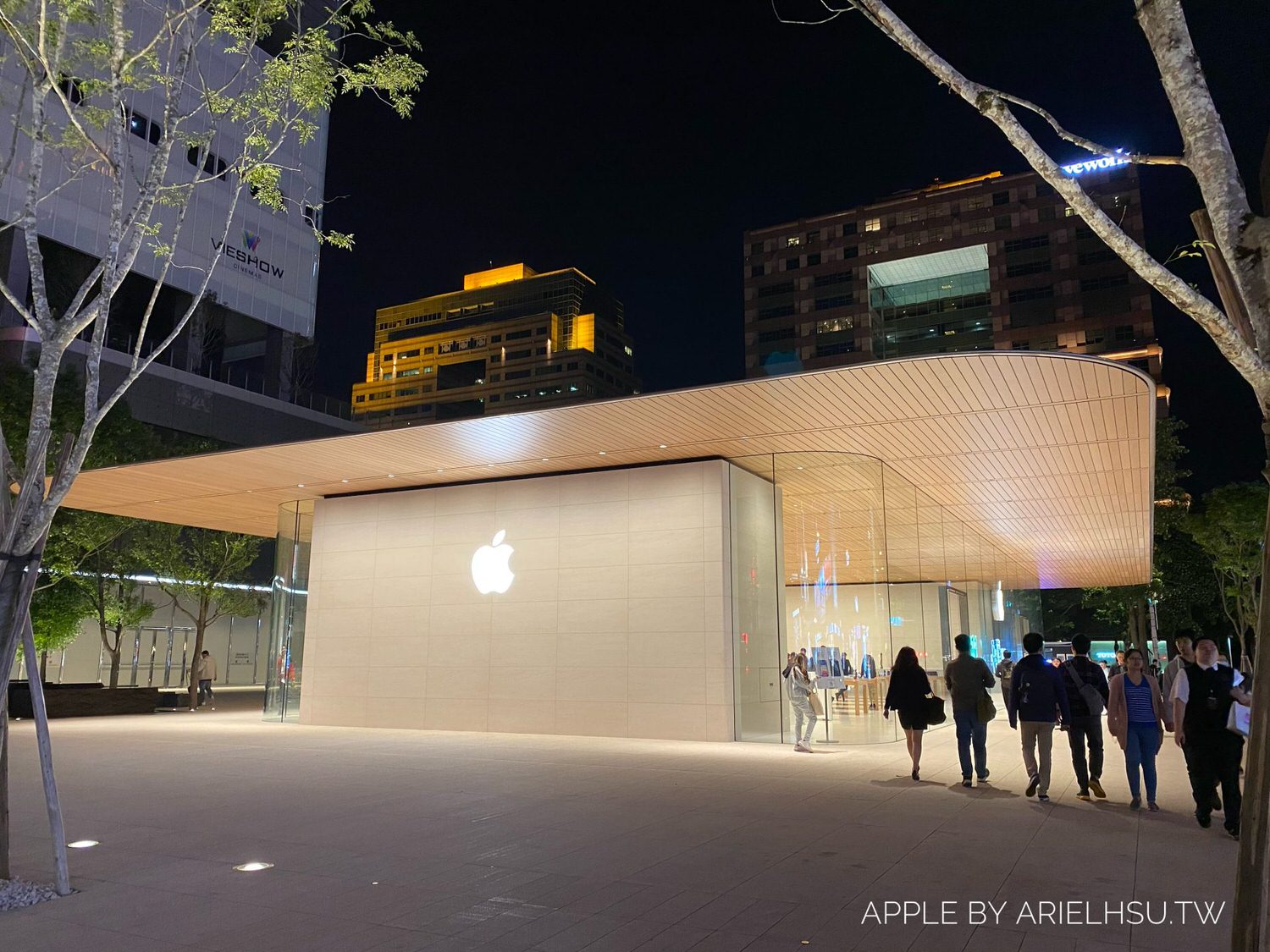 【3C科技】台北信義遠百A13蘋果旗艦直營店：上帝遺失的蘋果筆電 God's Apple Macbook