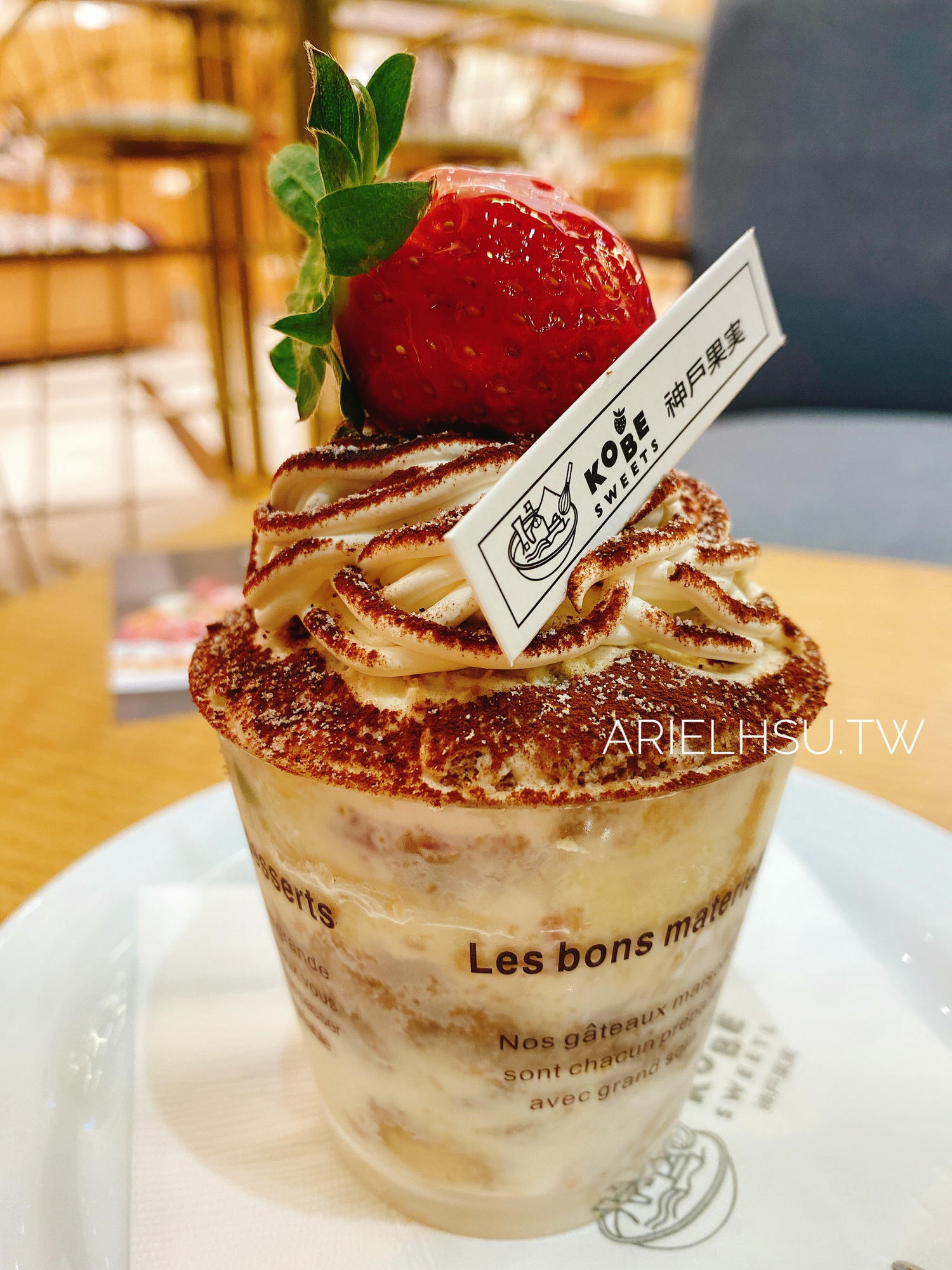 【食記】台北信義美食 | 微風南山甜點 日本【神戶果実】KOBE sweets café 草莓甜點控快來朝聖神戶果實~近台北101捷運站