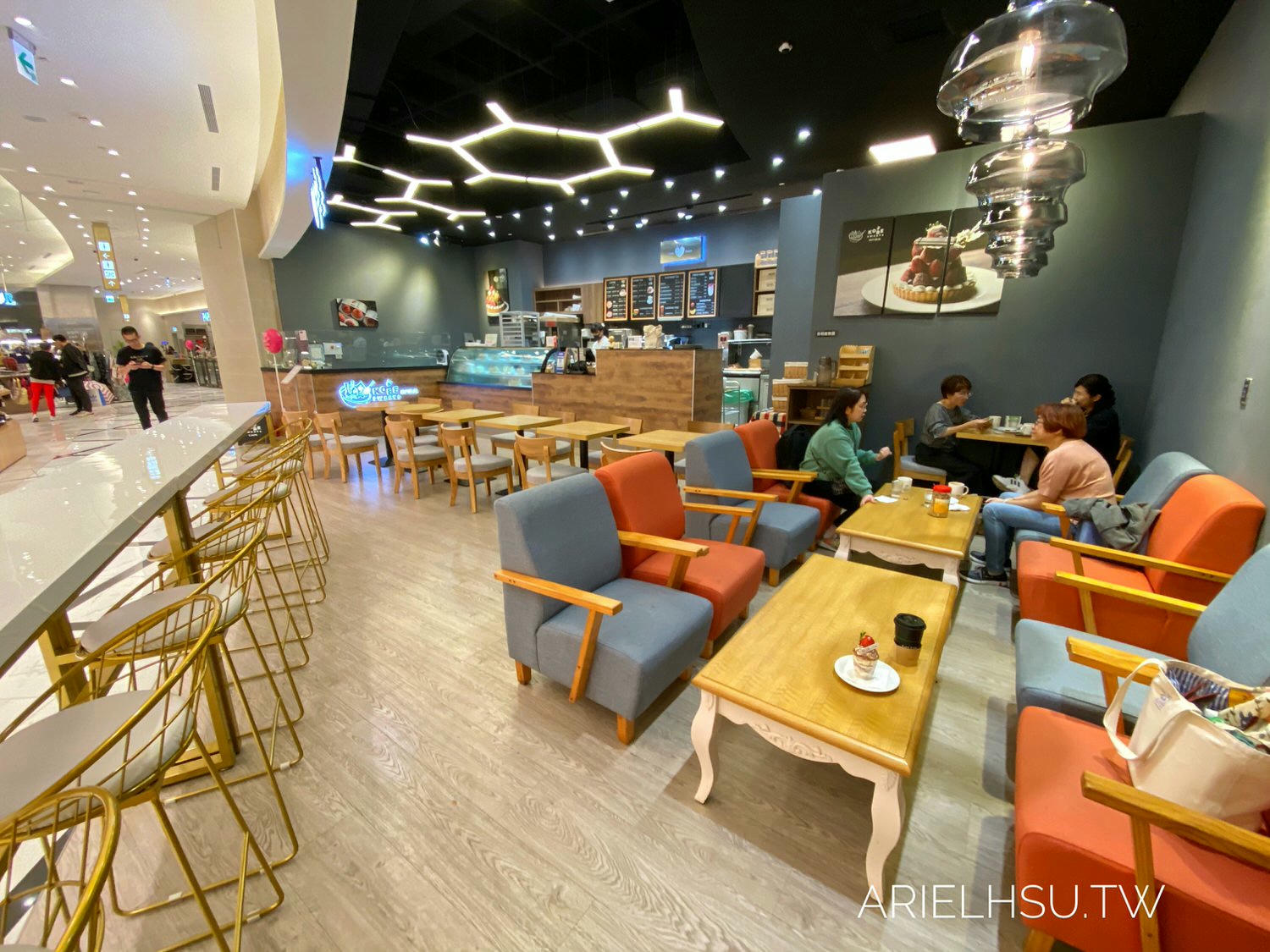 【食記】台北信義美食 | 微風南山甜點 日本【神戶果実】KOBE sweets café 草莓甜點控快來朝聖神戶果實~近台北101捷運站
