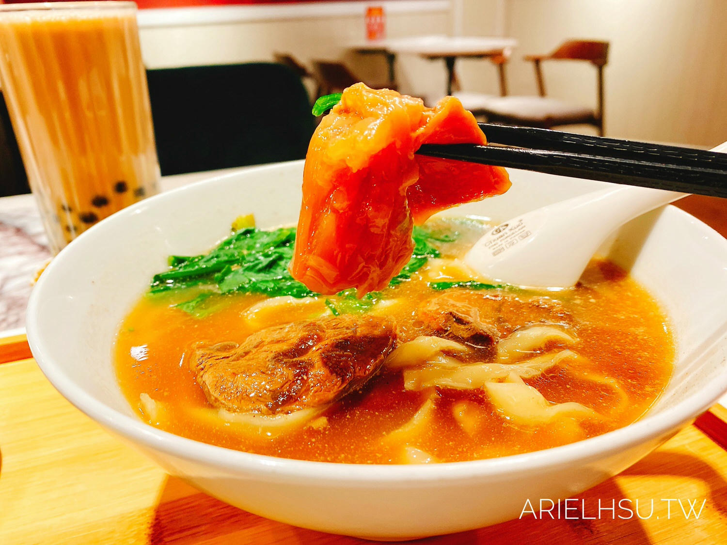 【食記】台北松山美食【北芳園】慶成街1號 專業牛肉麵 | 半筋半肉牛肉麵配珍珠奶茶！？觀光局、食尚玩家指定必吃