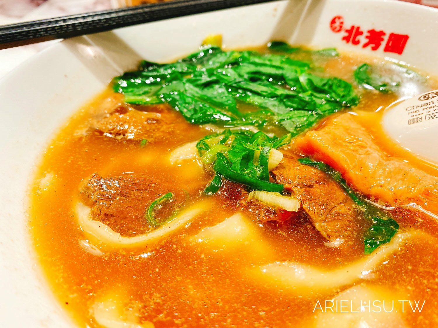 【食記】台北松山美食【北芳園】慶成街1號 專業牛肉麵 | 半筋半肉牛肉麵配珍珠奶茶！？觀光局、食尚玩家指定必吃