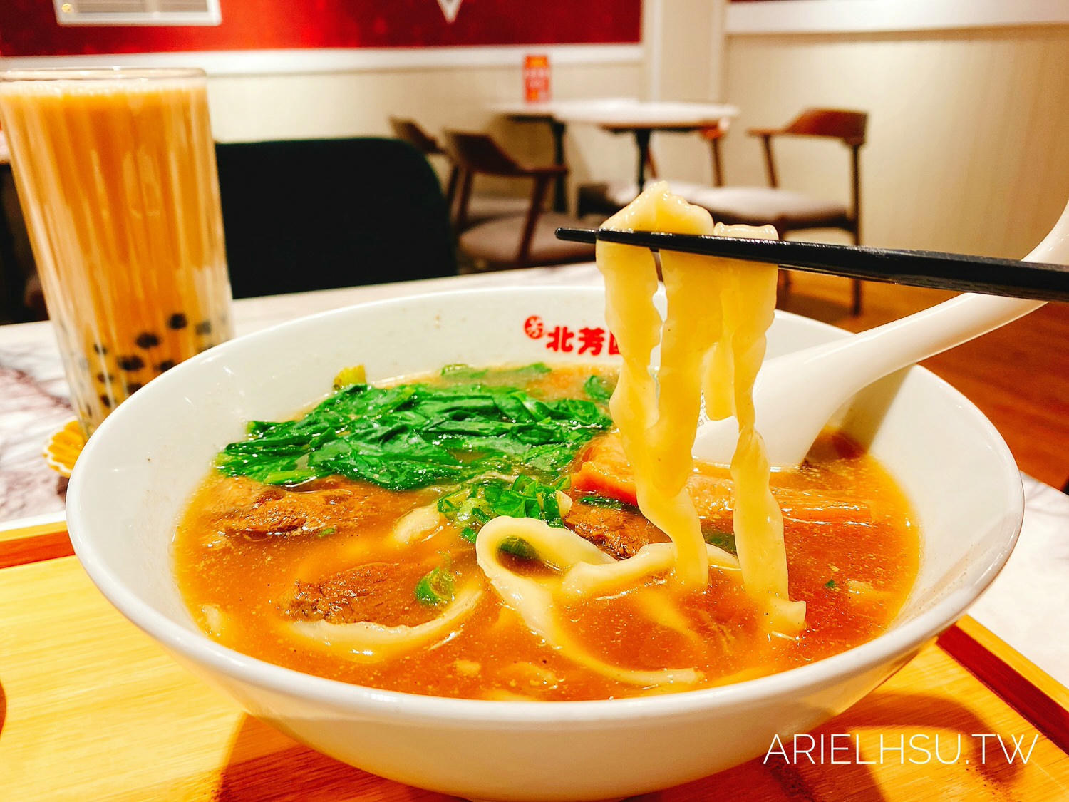 【食記】台北松山美食【北芳園】慶成街1號 專業牛肉麵 | 半筋半肉牛肉麵配珍珠奶茶！？觀光局、食尚玩家指定必吃