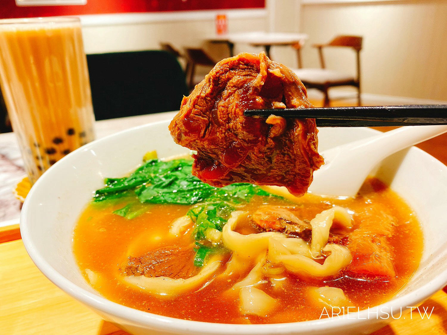 【食記】台北松山美食【北芳園】慶成街1號 專業牛肉麵 | 半筋半肉牛肉麵配珍珠奶茶！？觀光局、食尚玩家指定必吃