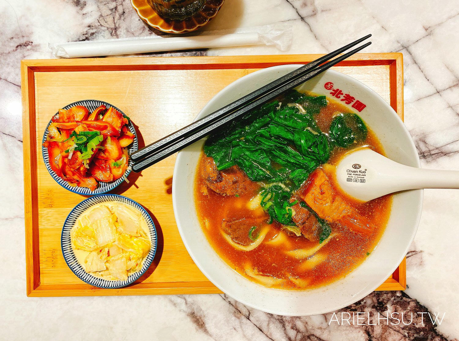 【食記】台北松山美食【北芳園】慶成街1號 專業牛肉麵 | 半筋半肉牛肉麵配珍珠奶茶！？觀光局、食尚玩家指定必吃