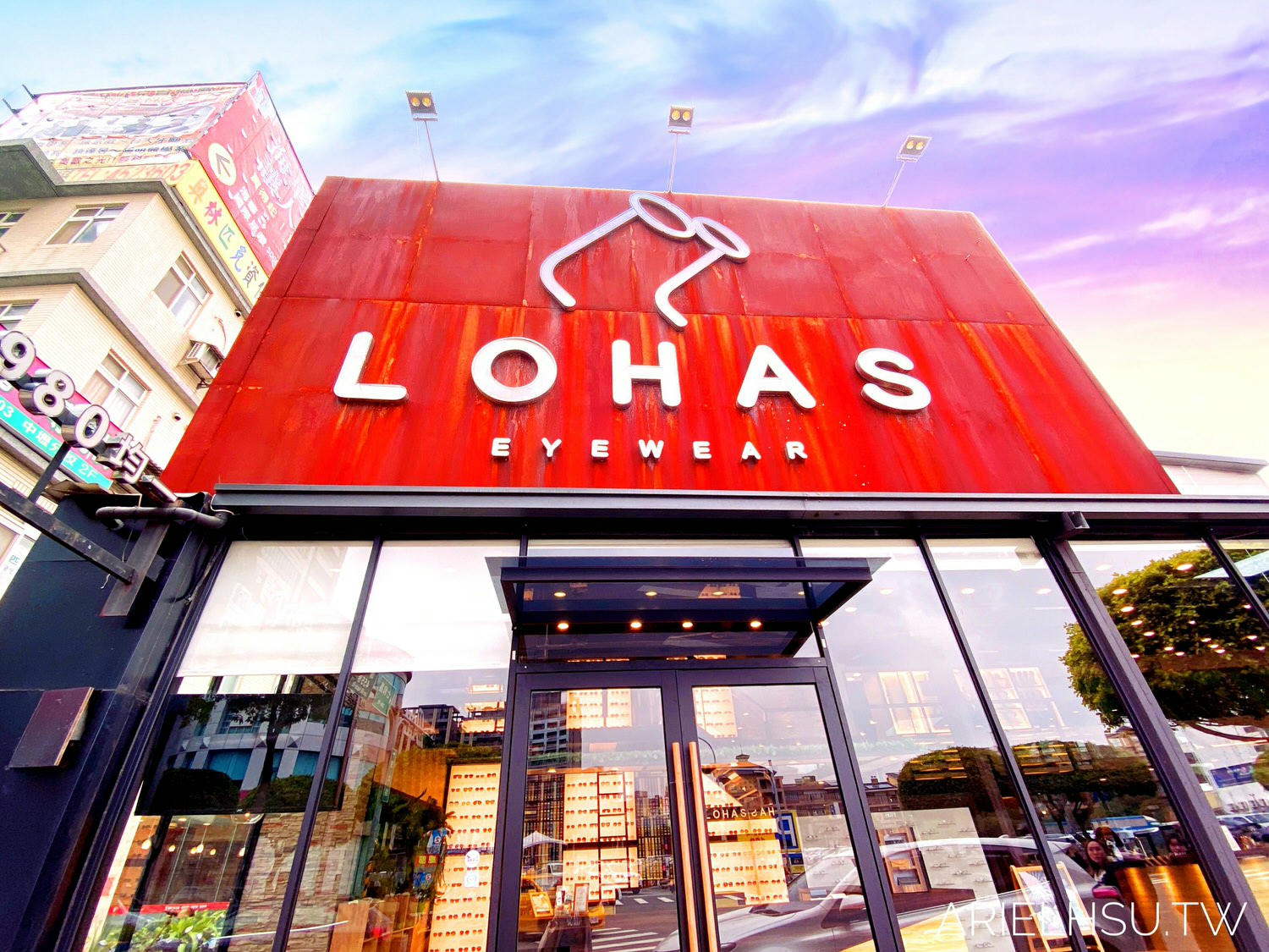 【眼鏡】桃園中壢 LOHAS樂活眼鏡門市體驗配鏡 | 尊榮客製化服務，讓挑選眼鏡的過程變成一種享受
