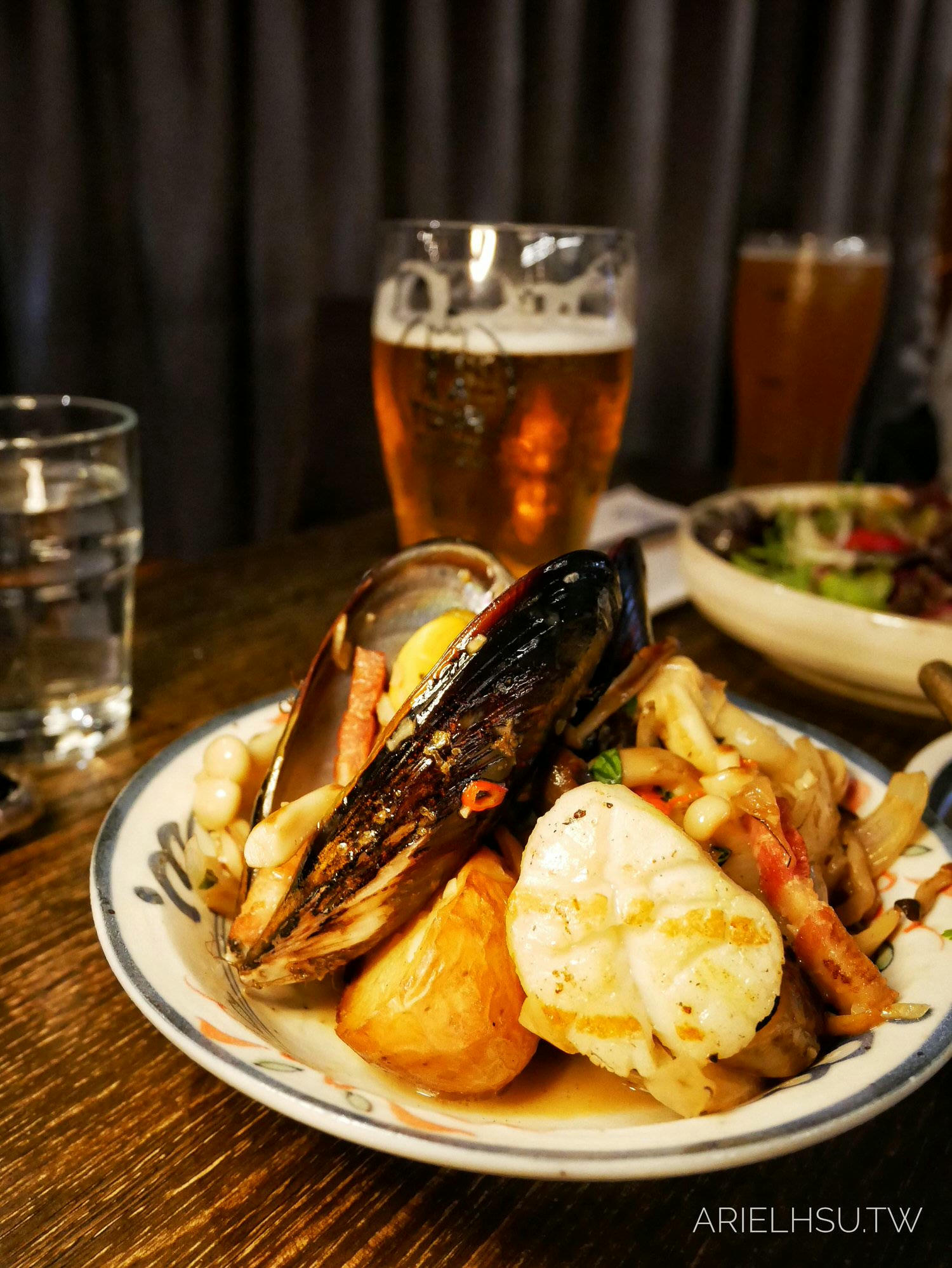 【食記】台北西門町餐酒館 拉圖爾精釀柴燒餐廳 精釀啤酒×投影大螢幕×獨棟包廂聚餐 La Tour Craft Beer & Wood Grill