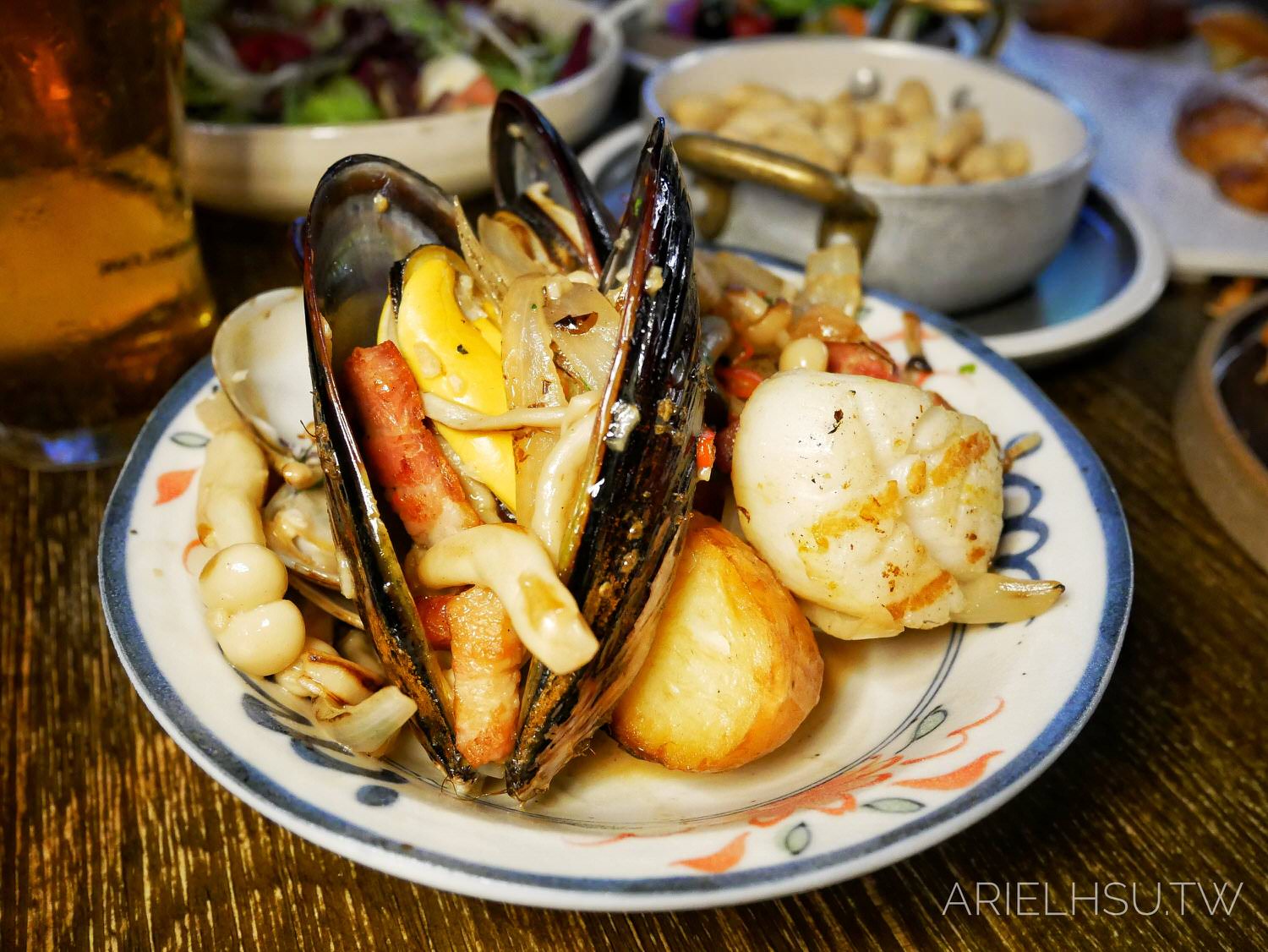 【食記】台北西門町餐酒館 拉圖爾精釀柴燒餐廳 精釀啤酒×投影大螢幕×獨棟包廂聚餐 La Tour Craft Beer & Wood Grill