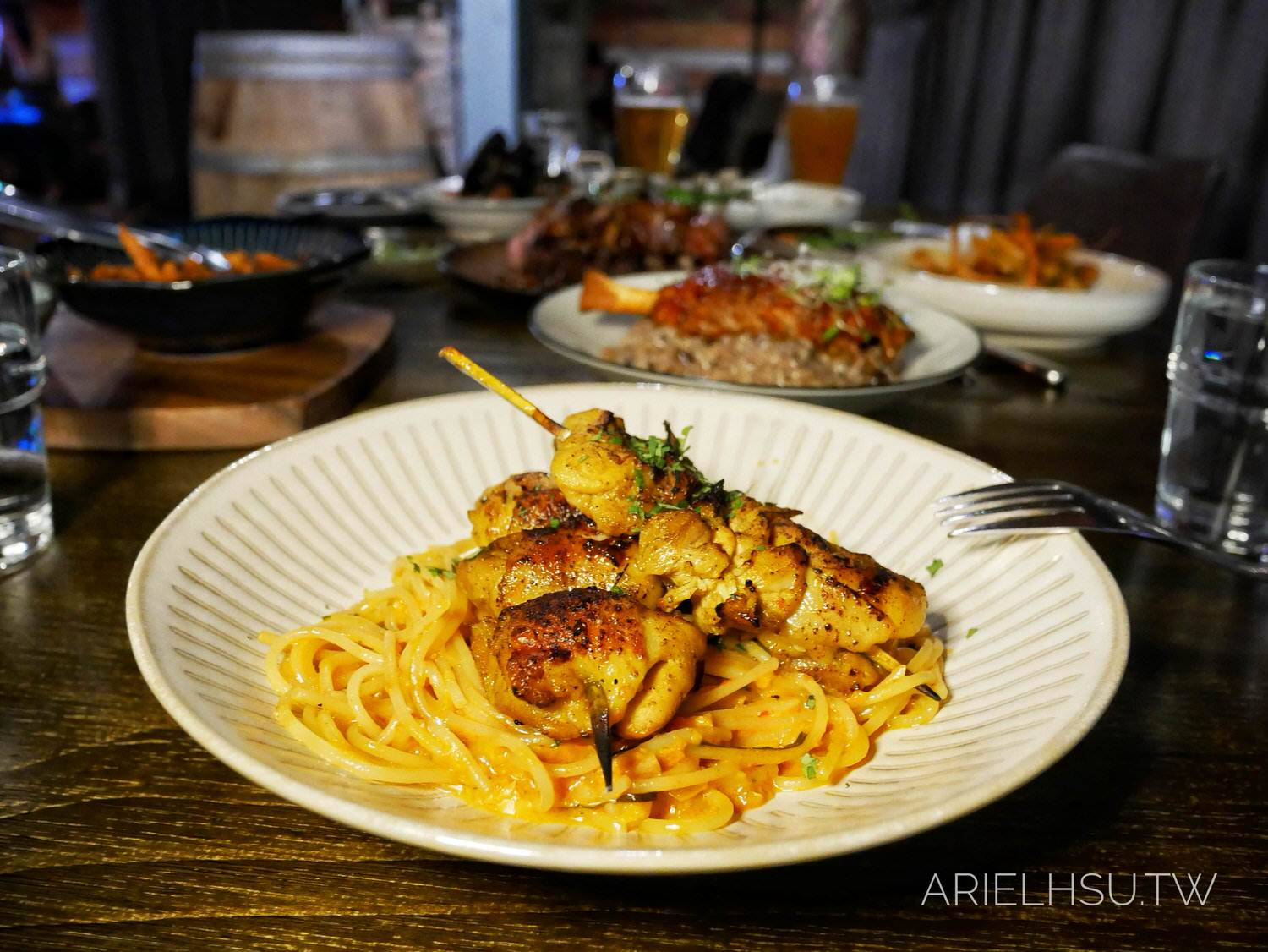 【食記】台北西門町餐酒館 拉圖爾精釀柴燒餐廳 精釀啤酒×投影大螢幕×獨棟包廂聚餐 La Tour Craft Beer & Wood Grill