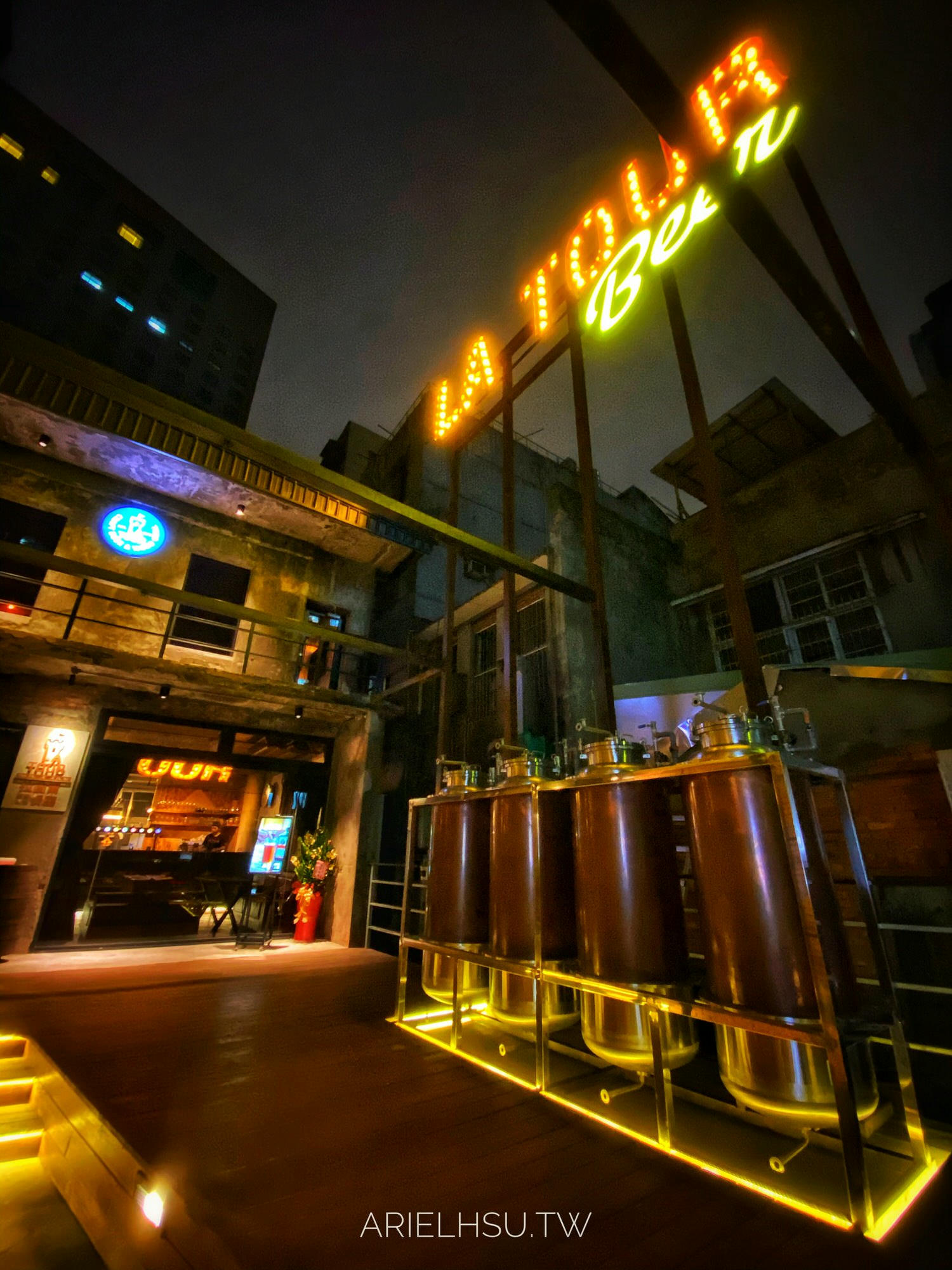 【食記】台北西門町餐酒館 拉圖爾精釀柴燒餐廳 精釀啤酒×投影大螢幕×獨棟包廂聚餐 La Tour Craft Beer & Wood Grill