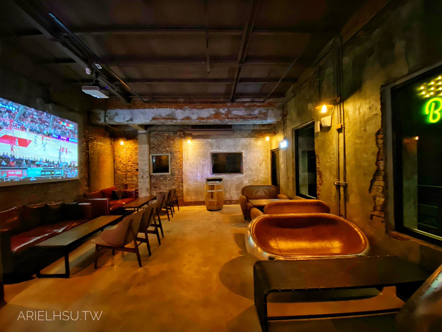 【食記】台北西門町餐酒館 拉圖爾精釀柴燒餐廳 精釀啤酒×投影大螢幕×獨棟包廂聚餐 La Tour Craft Beer & Wood Grill