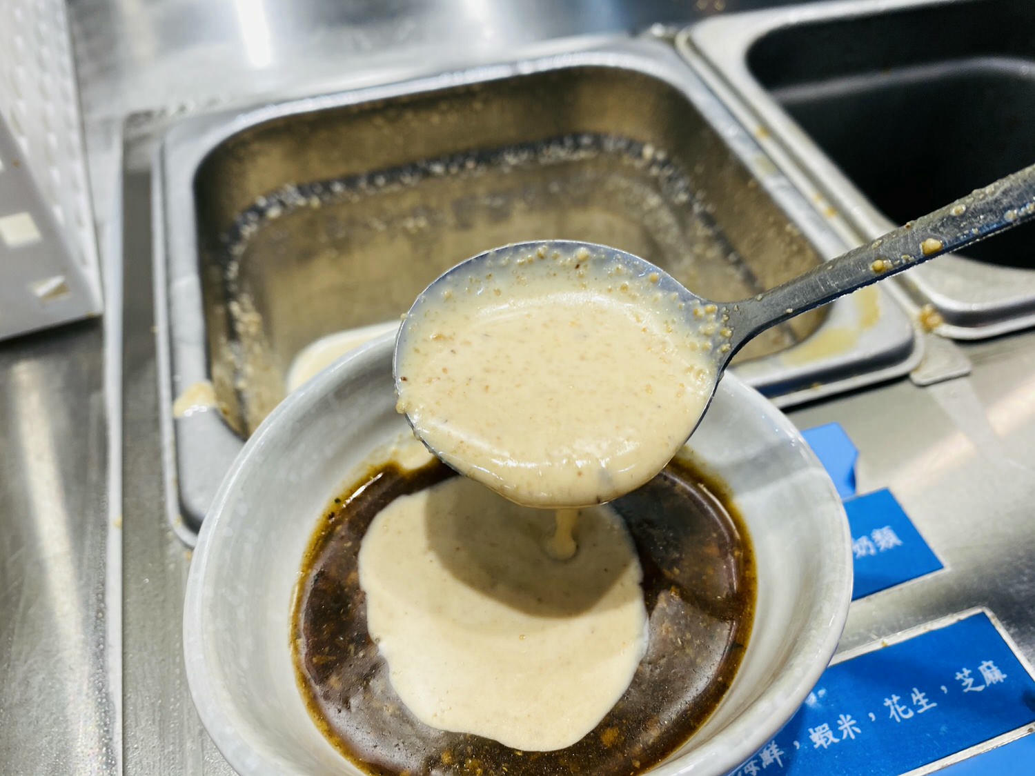 【食記】台北大安區火鍋【滾吧鍋物 Qunba】一個人也可以吃的火鍋 | 手工沙茶醬、無限飲料冰沙冰淇淋、原塊肉不使用重組肉