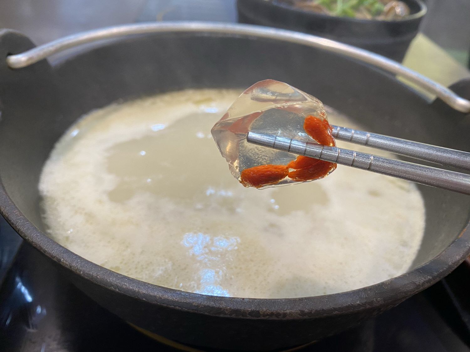 【食記】台北大安區火鍋【滾吧鍋物 Qunba】一個人也可以吃的火鍋 | 手工沙茶醬、無限飲料冰沙冰淇淋、原塊肉不使用重組肉