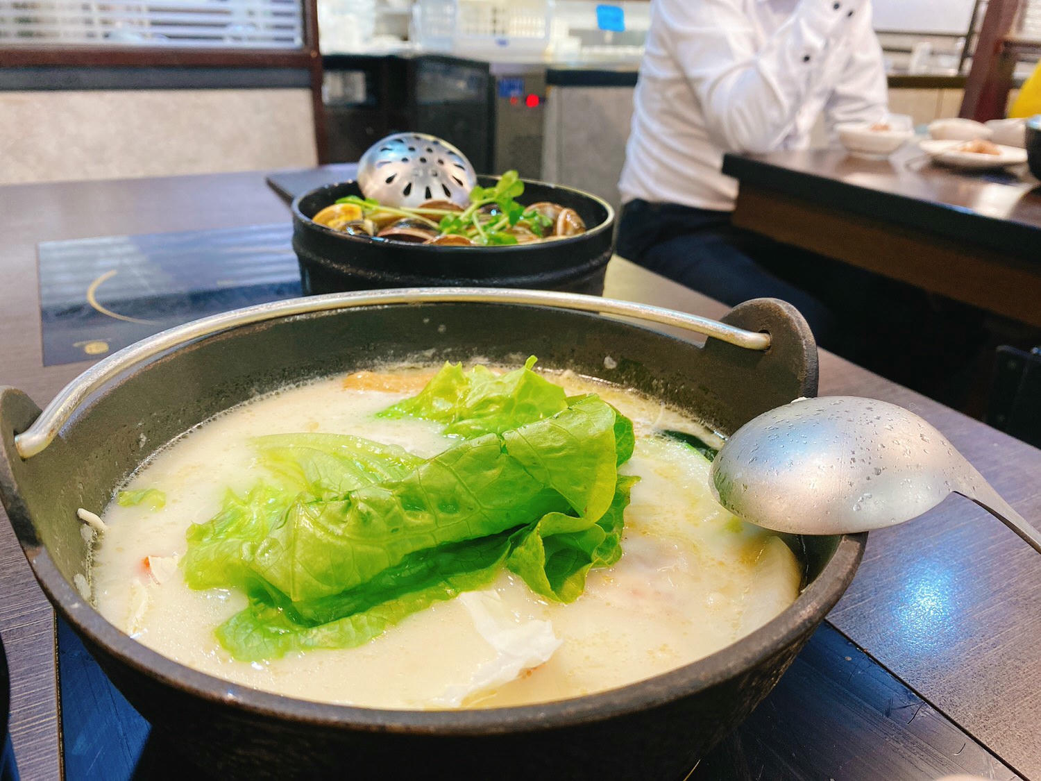 【食記】台北大安區火鍋【滾吧鍋物 Qunba】一個人也可以吃的火鍋 | 手工沙茶醬、無限飲料冰沙冰淇淋、原塊肉不使用重組肉