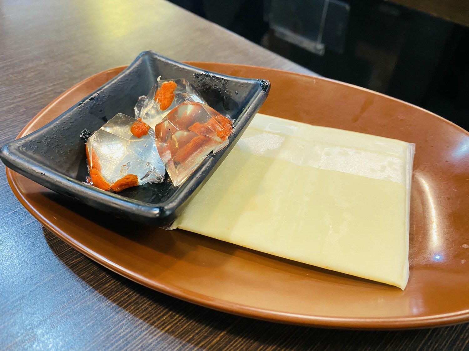 【食記】台北大安區火鍋【滾吧鍋物 Qunba】一個人也可以吃的火鍋 | 手工沙茶醬、無限飲料冰沙冰淇淋、原塊肉不使用重組肉