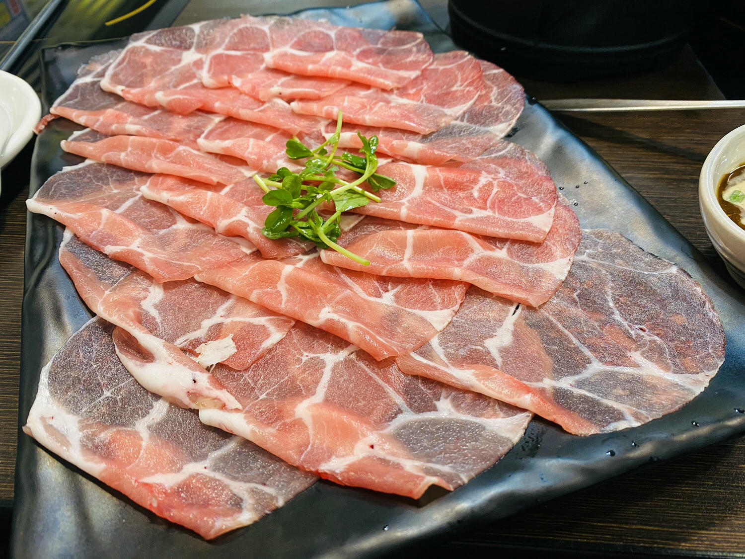 【食記】台北大安區火鍋【滾吧鍋物 Qunba】一個人也可以吃的火鍋 | 手工沙茶醬、無限飲料冰沙冰淇淋、原塊肉不使用重組肉