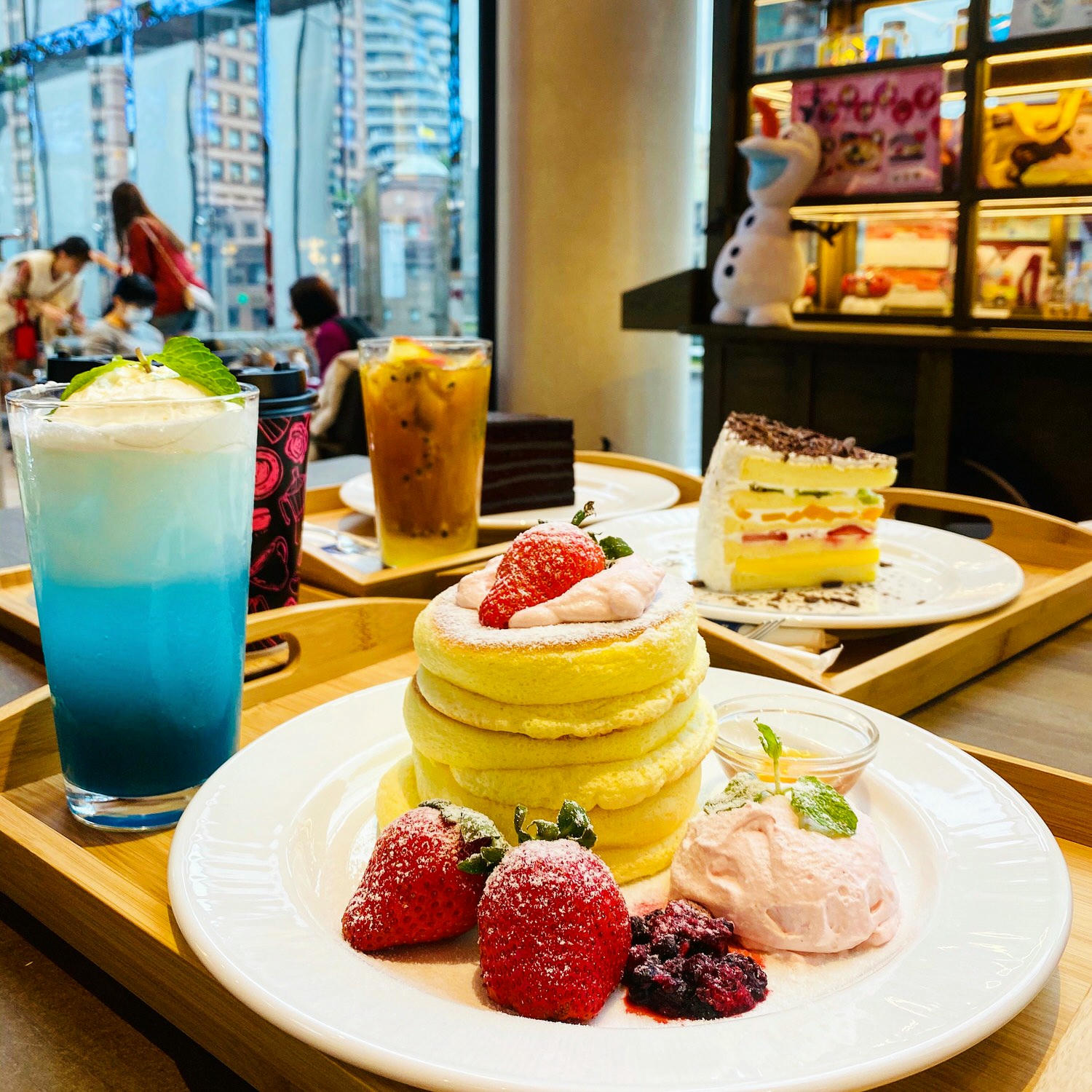 【食記】台北遠百信義A13甜點蛋糕 | ROSE HOUSE Café 下午茶必吃特厚日本北海道草莓舒芙蕾，平價享受精品咖啡、日本直達級甜點