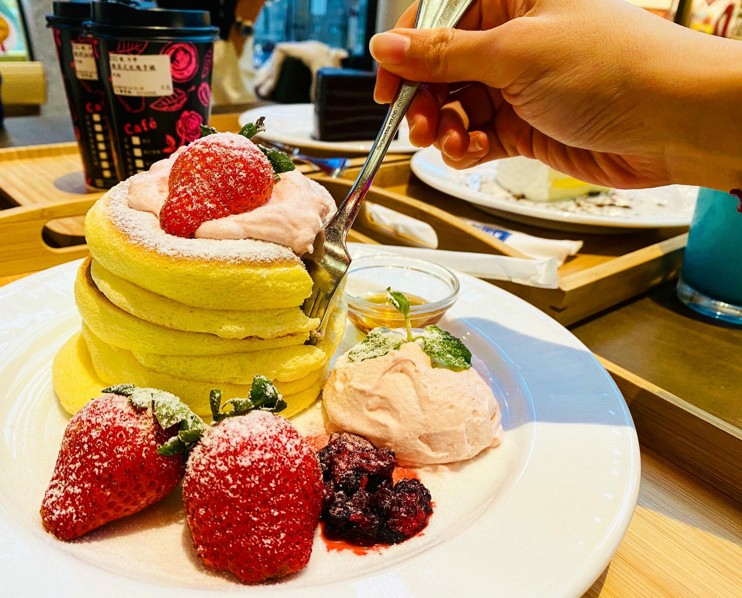 【食記】台北遠百信義A13甜點蛋糕 | ROSE HOUSE Café 下午茶必吃特厚日本北海道草莓舒芙蕾，平價享受精品咖啡、日本直達級甜點