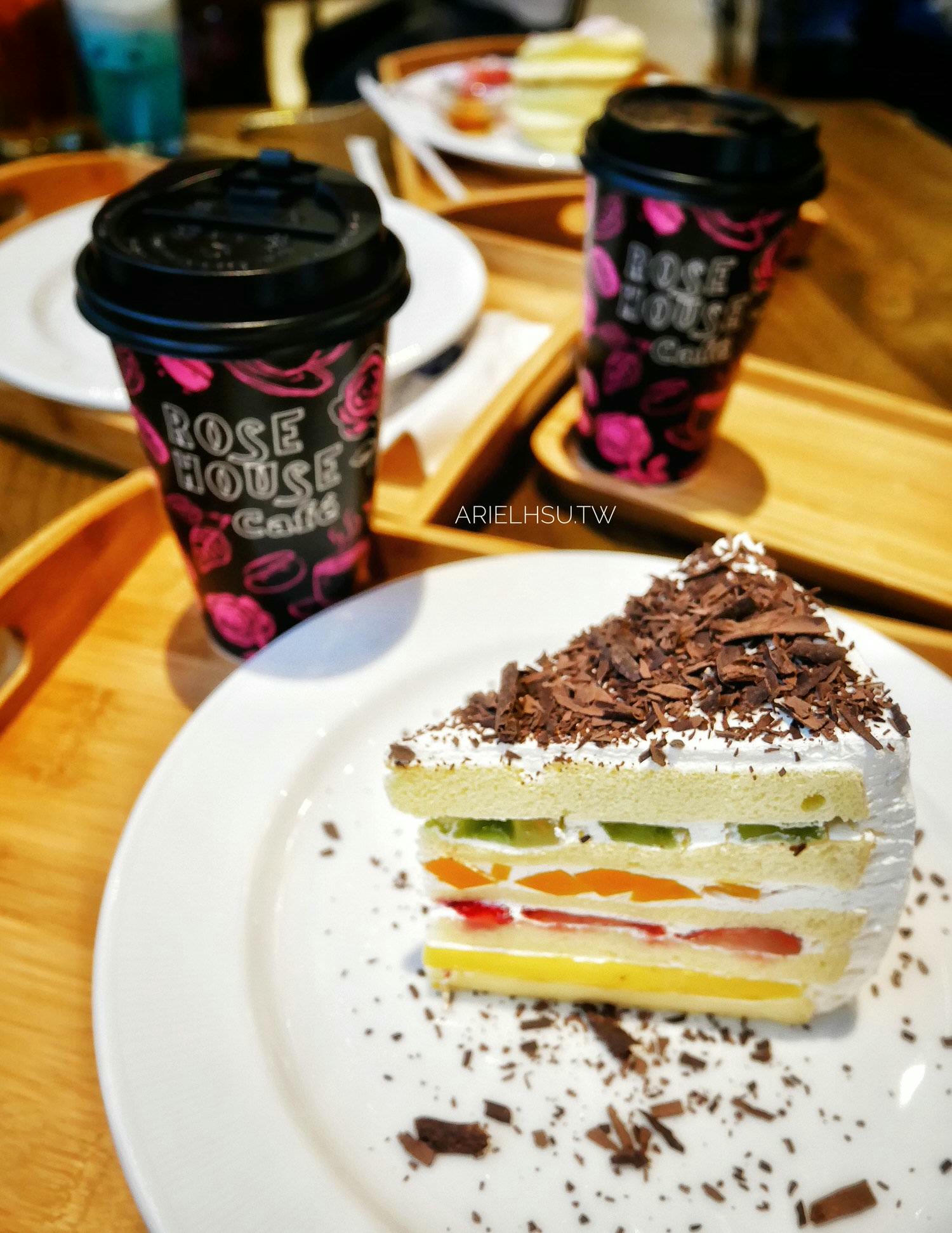 【食記】台北遠百信義A13甜點蛋糕 | ROSE HOUSE Café 下午茶必吃特厚日本北海道草莓舒芙蕾，平價享受精品咖啡、日本直達級甜點