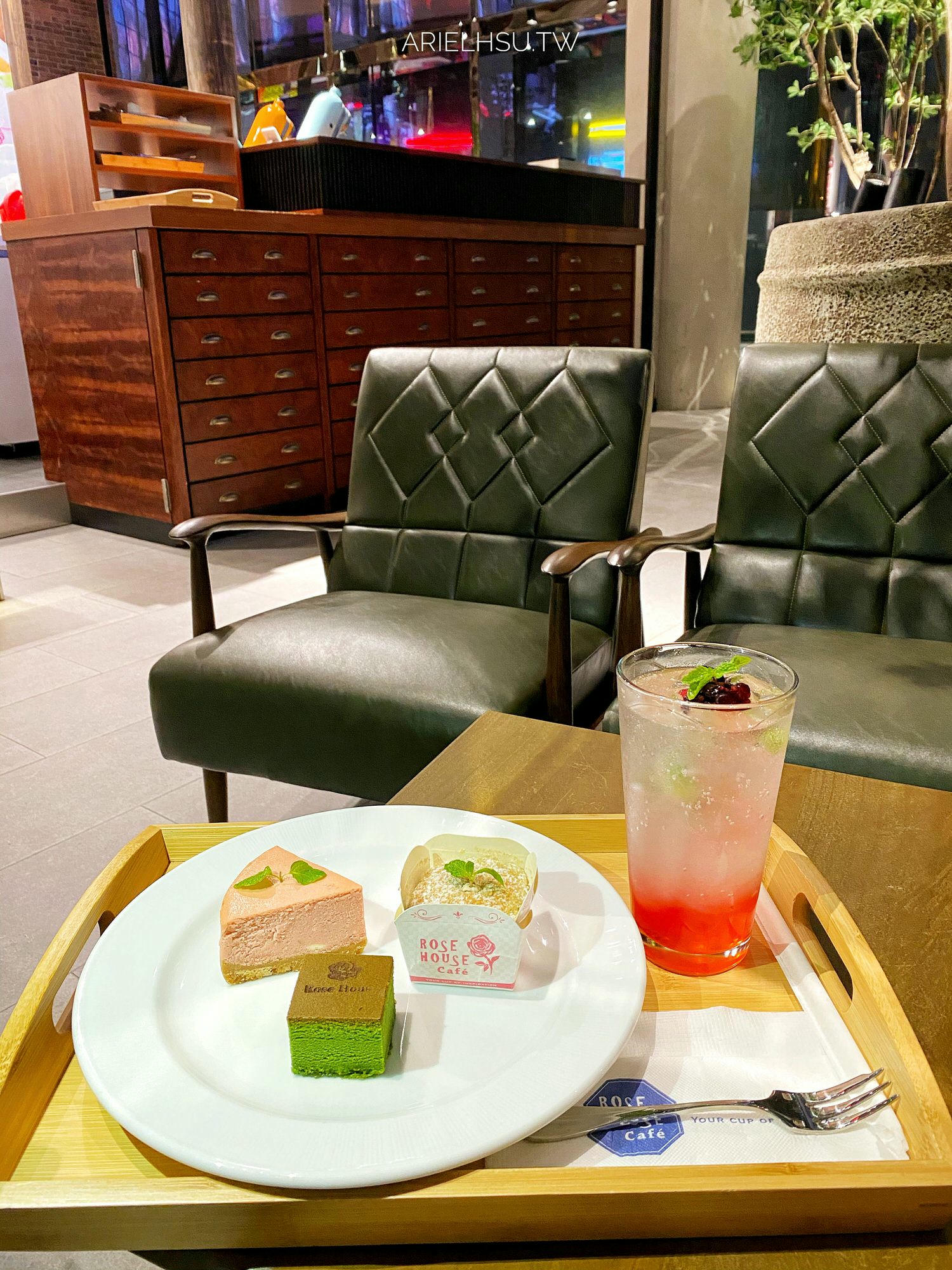 【食記】台北遠百信義A13甜點蛋糕 | ROSE HOUSE Café 下午茶必吃特厚日本北海道草莓舒芙蕾，平價享受精品咖啡、日本直達級甜點