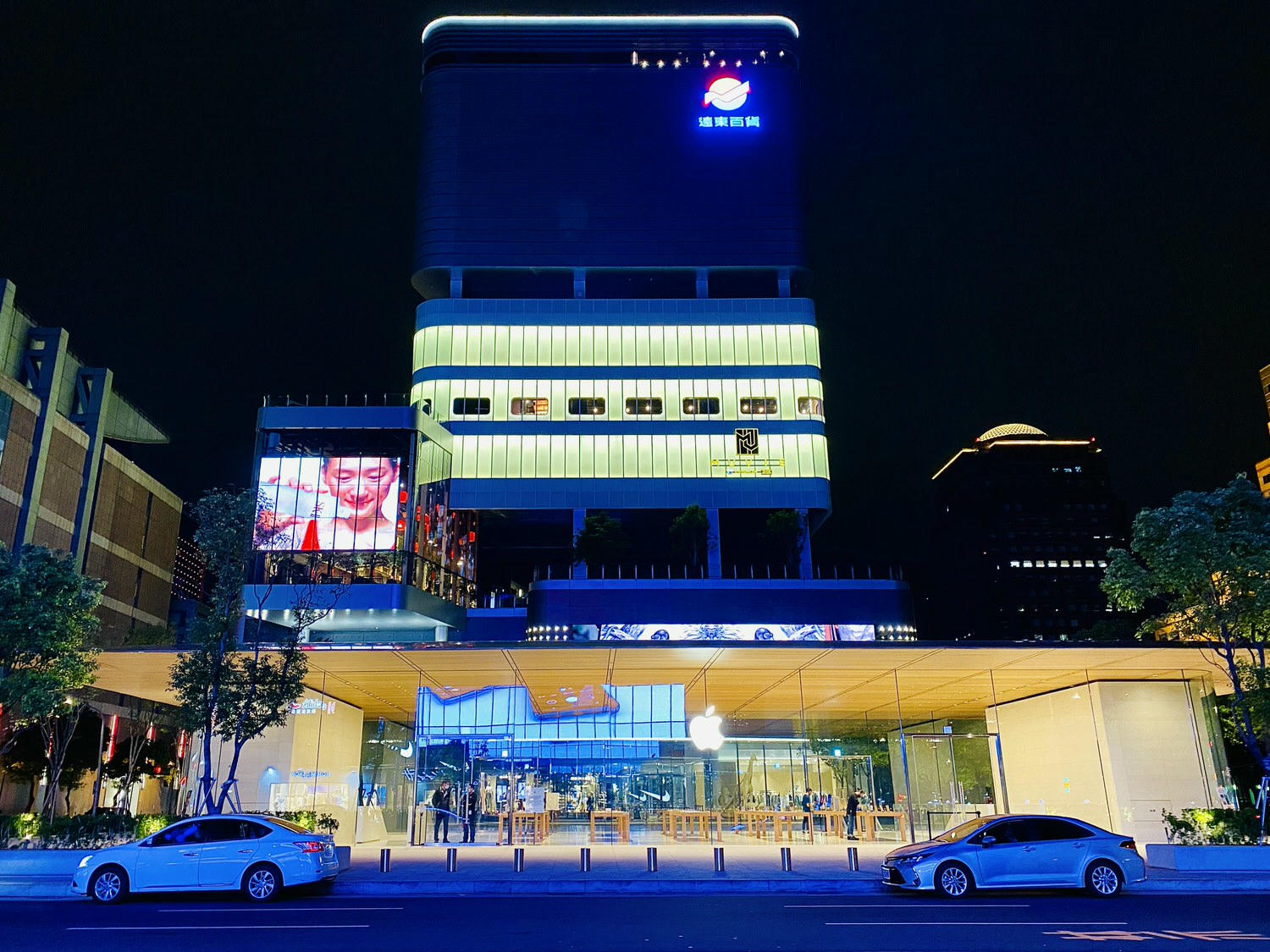 【3C科技】台北信義遠百A13蘋果旗艦直營店：上帝遺失的蘋果筆電 God's Apple Macbook