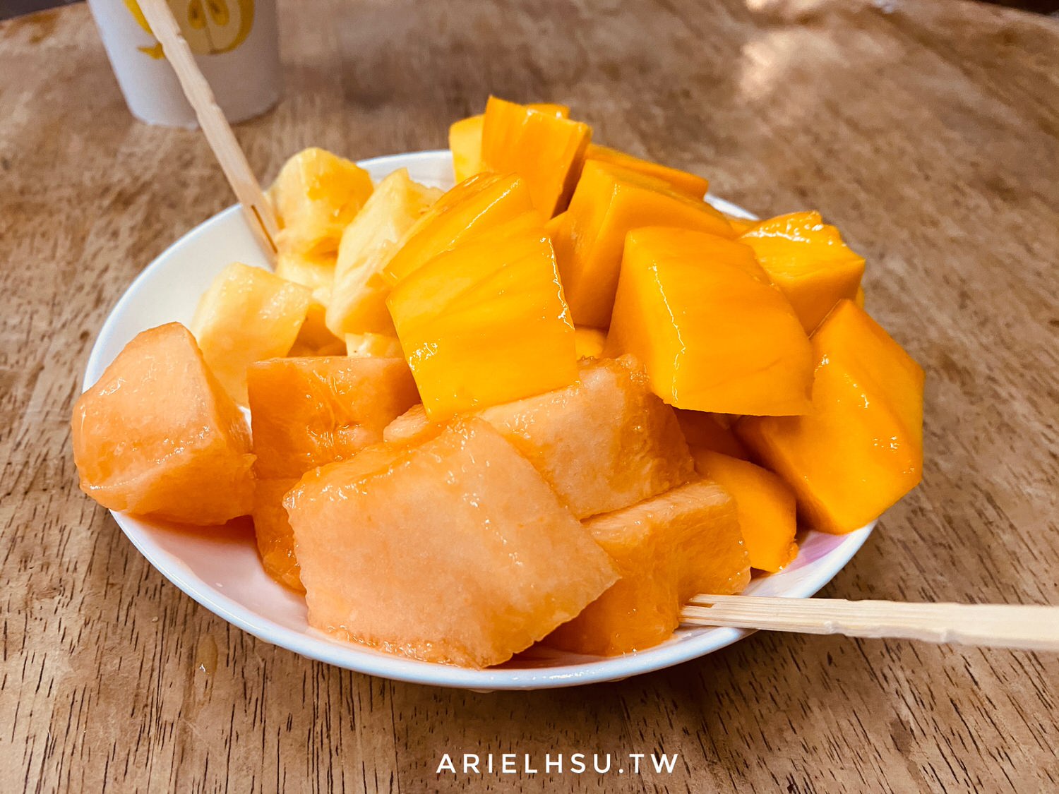 【食記】台北萬華《龍來冰果室》龍來現打果汁推薦、水果切盤：台北深夜水果切盤、超濃郁果汁專賣~夜貓子最愛！