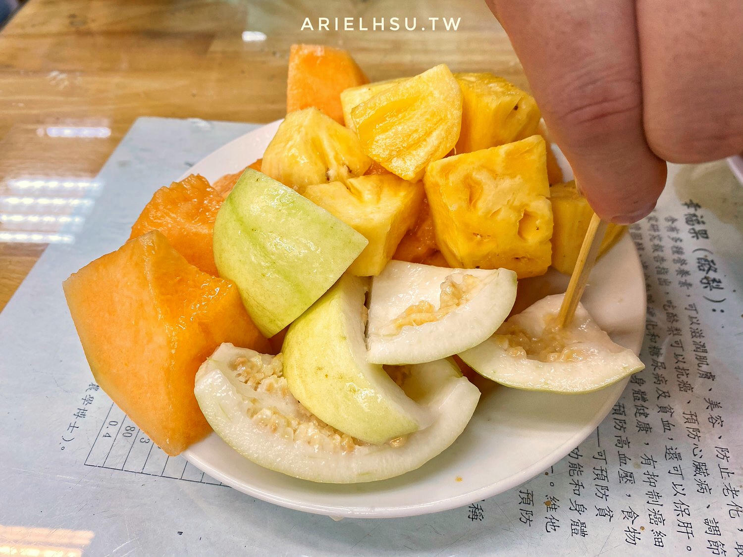 【食記】台北萬華《龍來冰果室》龍來現打果汁推薦、水果切盤：台北深夜水果切盤、超濃郁果汁專賣~夜貓子最愛！