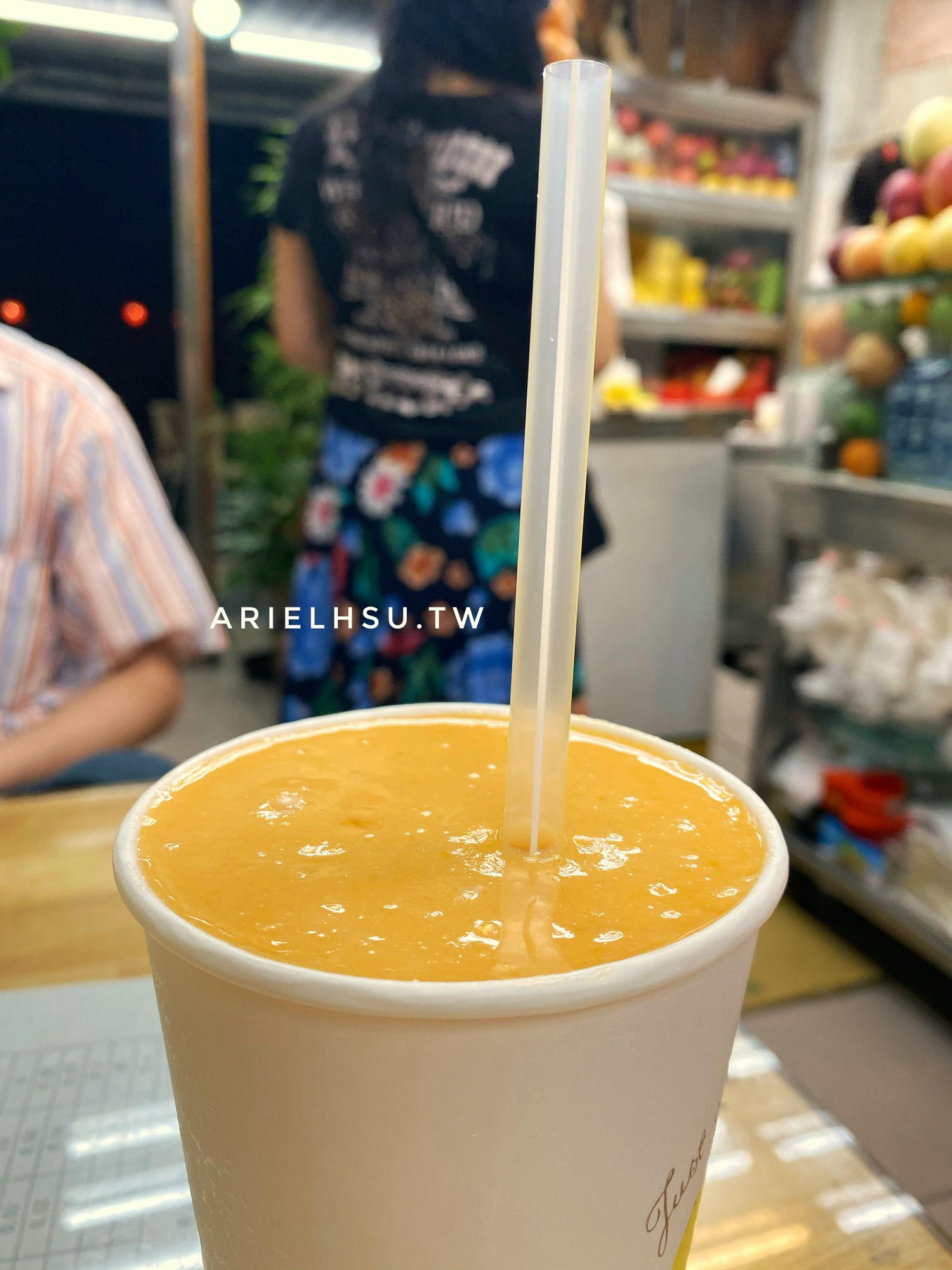 【食記】台北萬華《龍來冰果室》龍來現打果汁推薦、水果切盤：台北深夜水果切盤、超濃郁果汁專賣~夜貓子最愛！