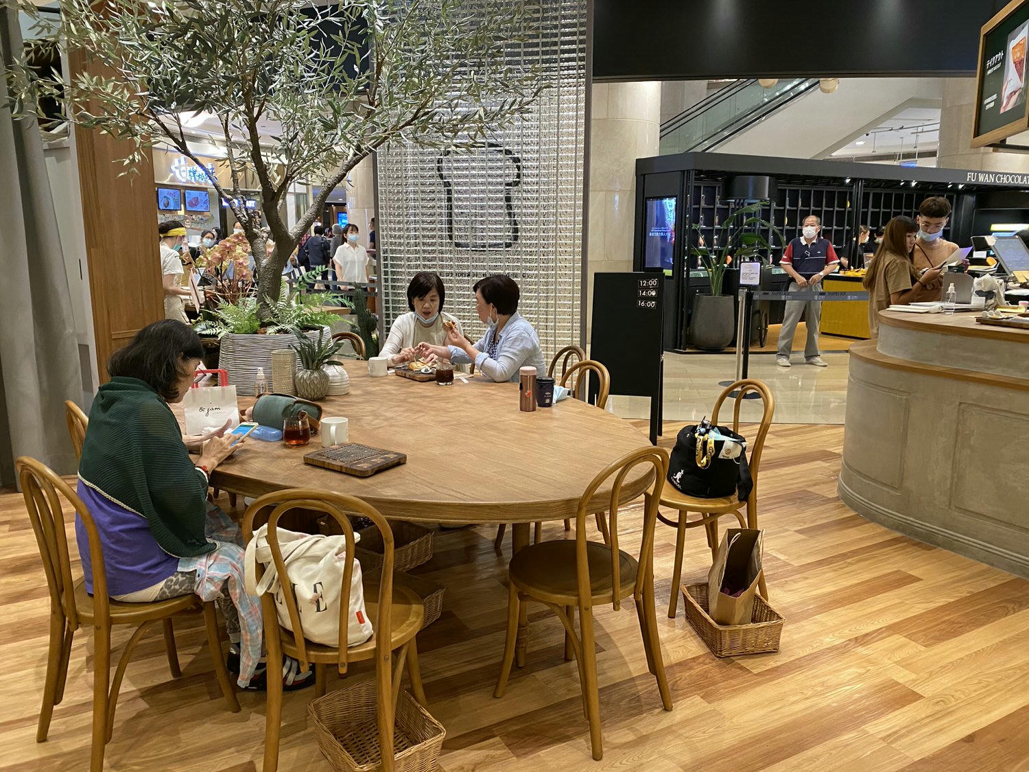 【食記】台北信義101嵜本 SAKImoto bakery 高級生吐司專門店（台北101店）：來自日本大阪把吐司帶到新視界，給沒時間烤土司的你、素食者也可