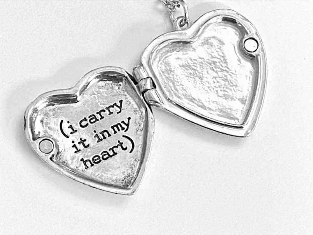 【愛情英文詩】我把你的心帶在身上 I carry your heart I carry it in my heart