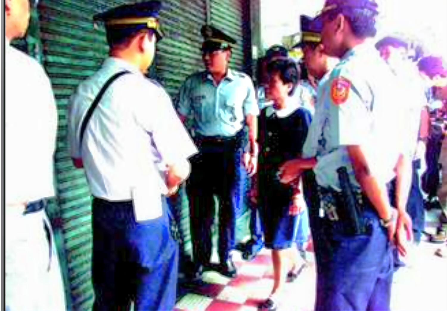 當年轟動一時的停棺占地案，歷經好幾任法官都無解，到了鄭麗燕（中）手中，順利拆屋還地。 本報資料照片／記者林俊良攝影