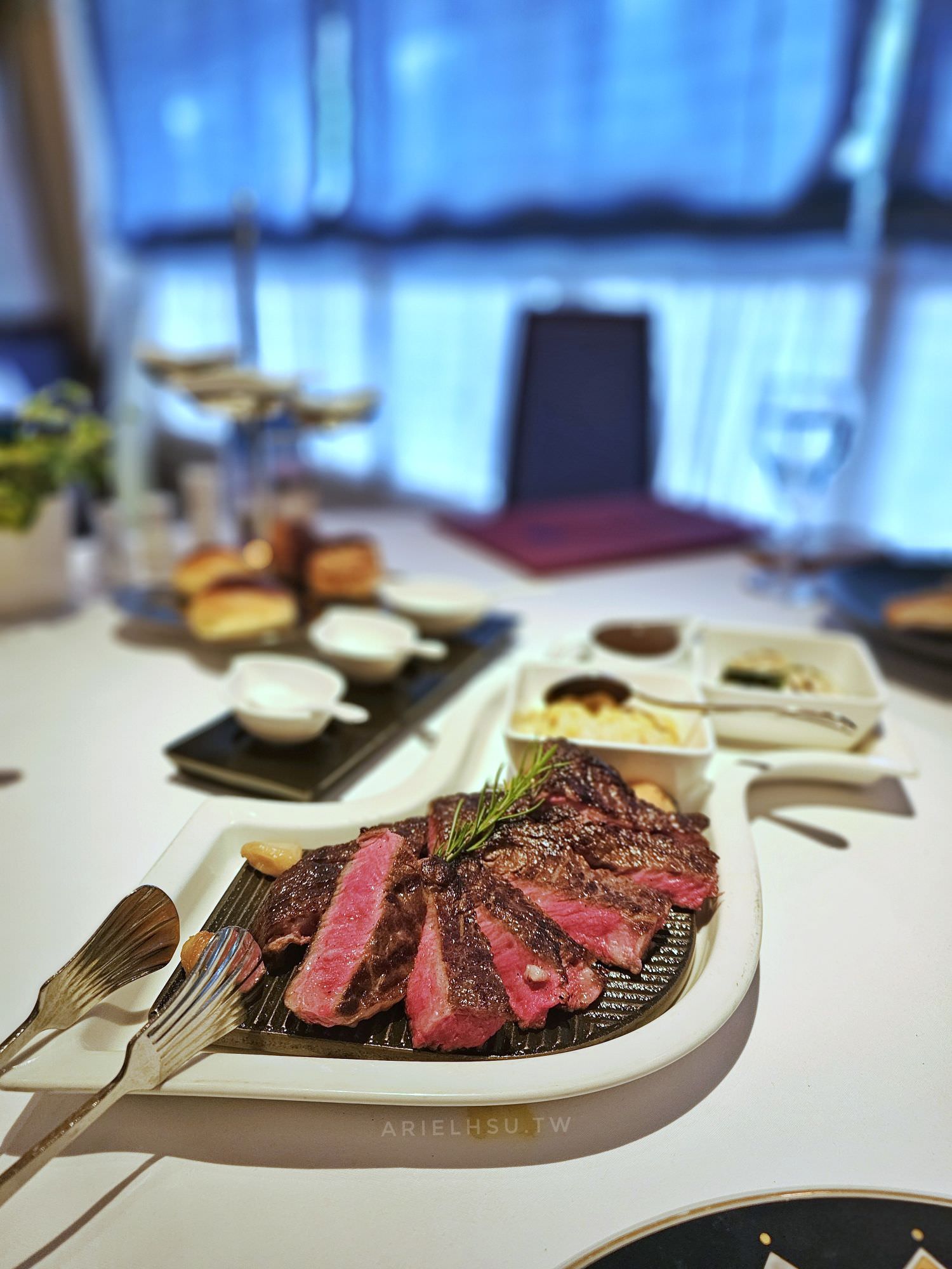 【食記】再訪台北歐華酒店《地中海牛排館》頂級濕式牛排推薦！吃了會懷念～