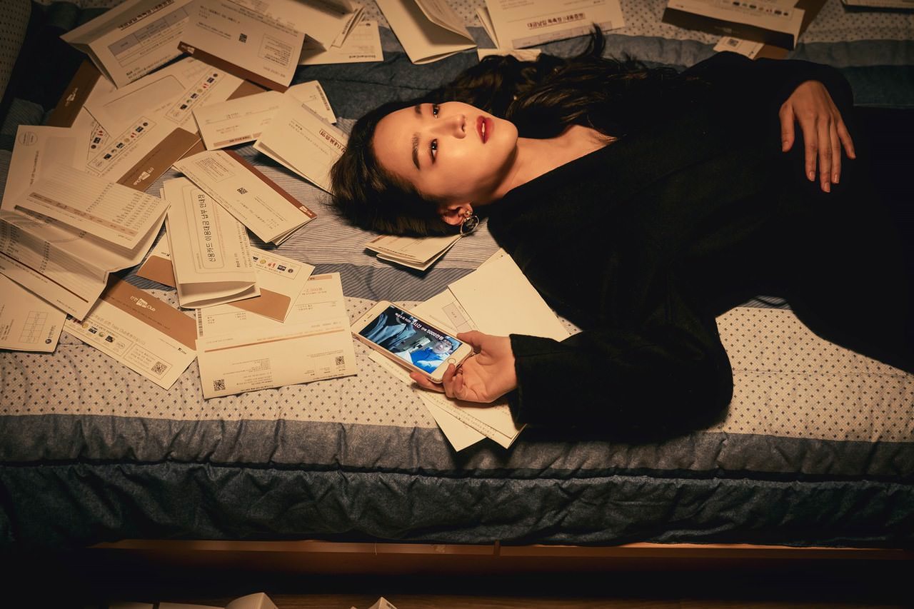 電影【她死了】究竟是誰殺了我偷窺的那名網紅？卞約漢鬍子刮乾淨長相超清秀