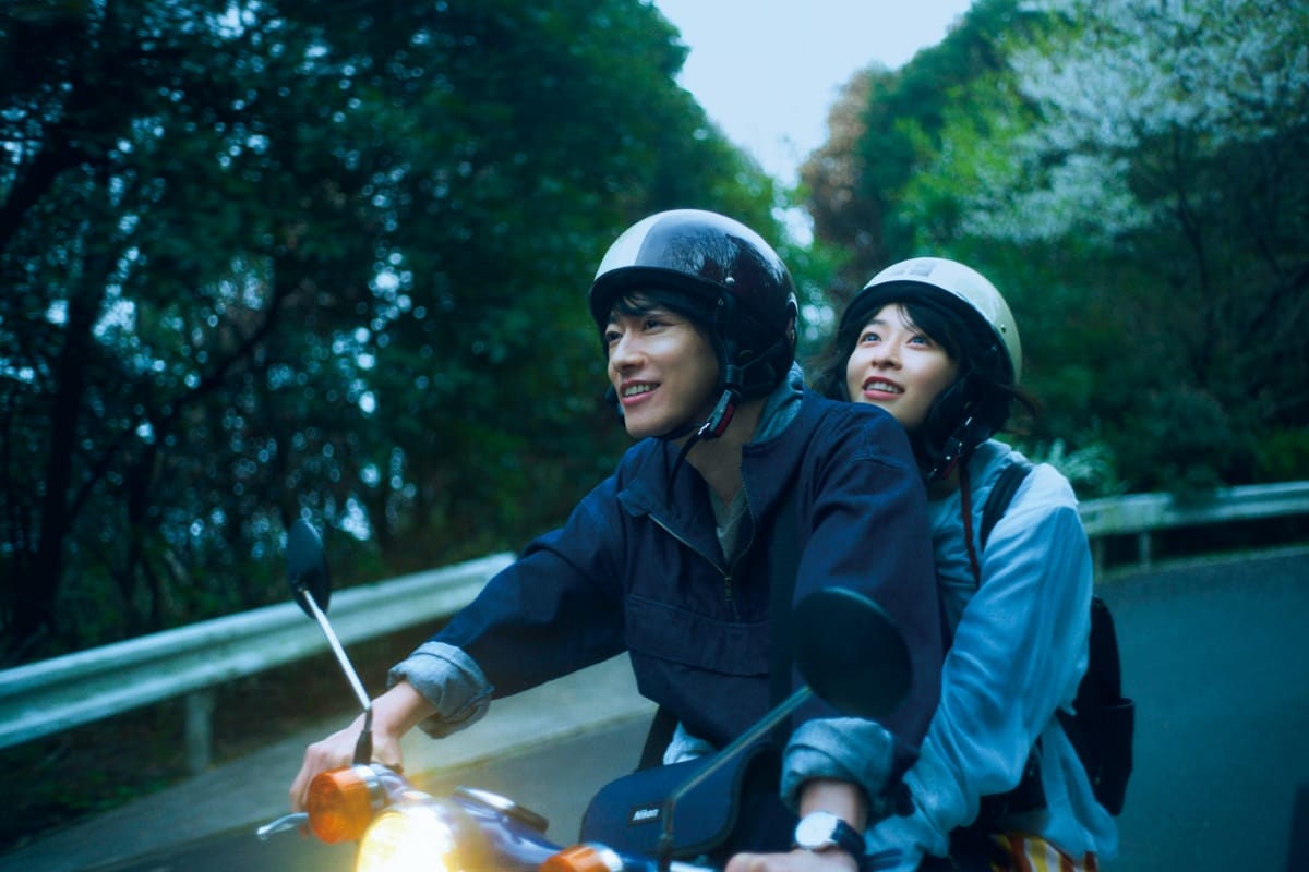 電影【四月，她將到來】吸睛旅遊片？看完想去天空之鏡、冰島黑海灘