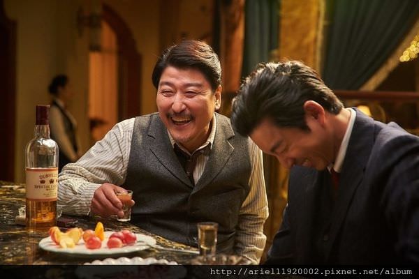 《密探》拍片現場熱絡，圖為宋康昊（左）、孔劉（右）-768x512